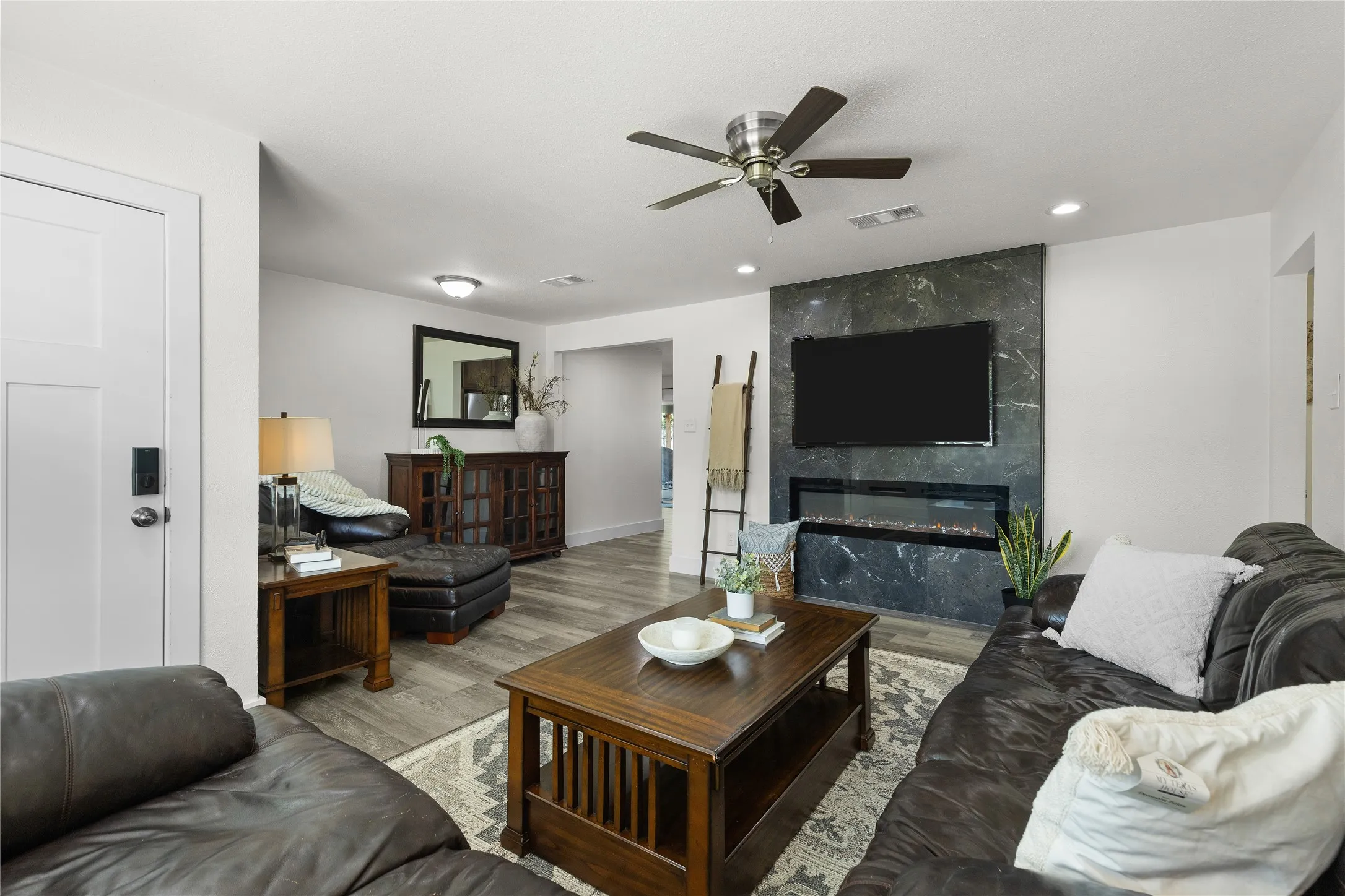 Single Family Residence For Sale in Dallas County , 13640 Janwood Lane, Farmers Branch, Texas 75234, 3 Bedroom, 2 Bathroom, 2 Garage spaces, 1,329 Sqft, built in 1958, mls#21363755, Real Estate Agent in Farmers Branch, Homes For Sale in Dallas county, Homes For Sale in Farmers Branch, Realtor in Farmers Branch Texas, Real Estate Brokerage Independent Realty Texas, Luminita Cordes Realtor