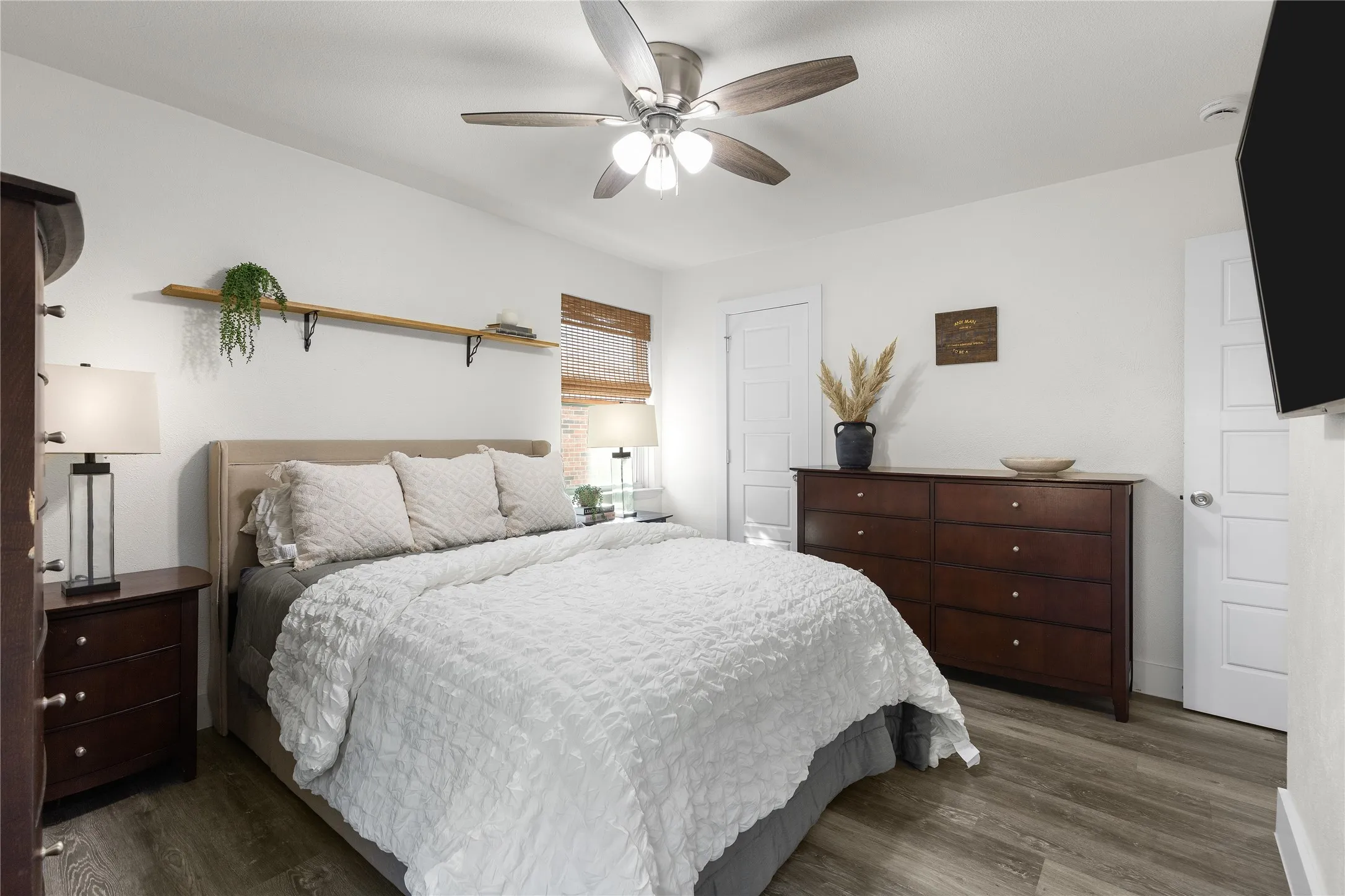 Single Family Residence For Sale in Dallas County , 13640 Janwood Lane, Farmers Branch, Texas 75234, 3 Bedroom, 2 Bathroom, 2 Garage spaces, 1,329 Sqft, built in 1958, mls#21363755, Real Estate Agent in Farmers Branch, Homes For Sale in Dallas county, Homes For Sale in Farmers Branch, Realtor in Farmers Branch Texas, Real Estate Brokerage Independent Realty Texas, Luminita Cordes Realtor