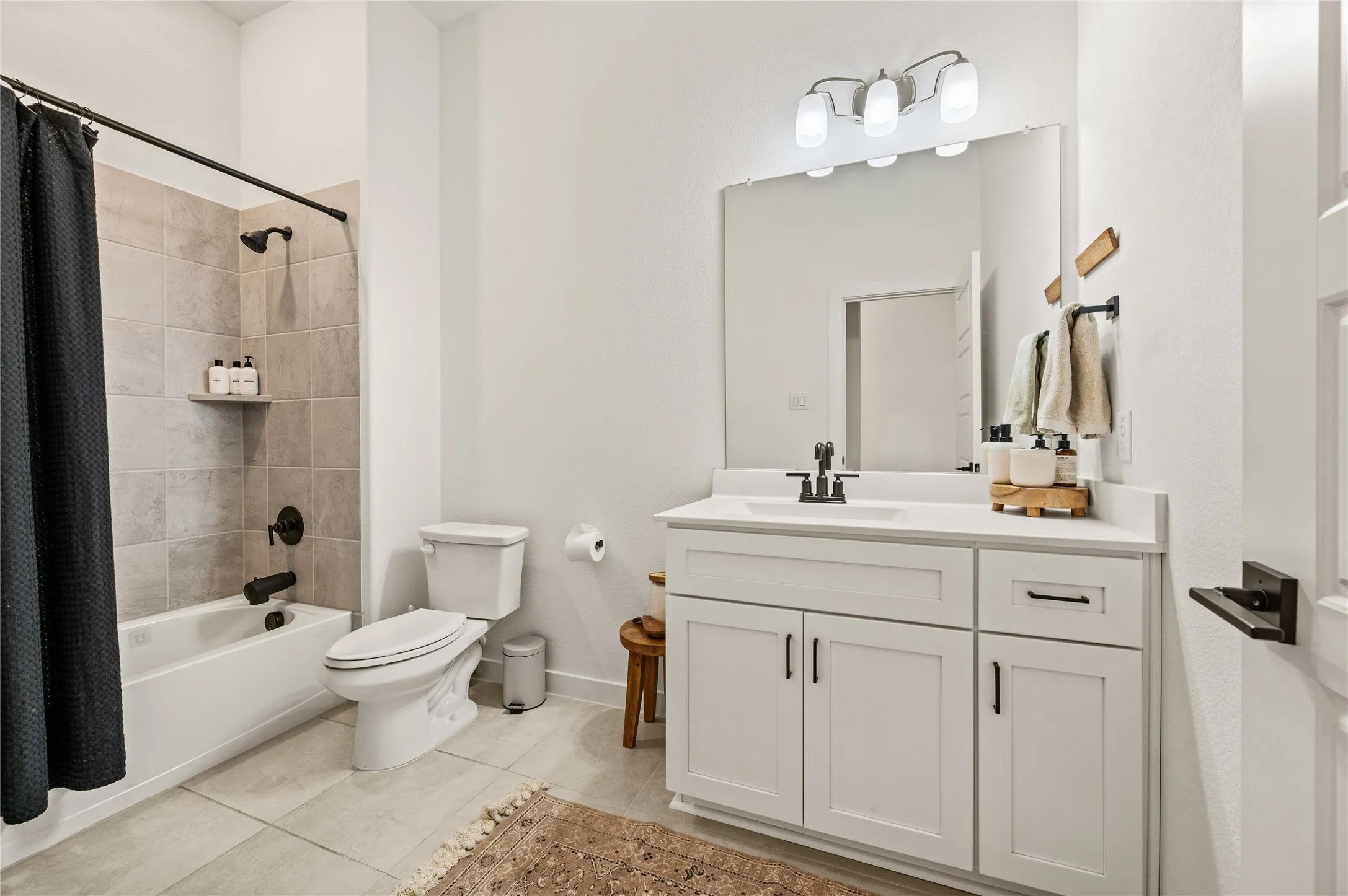 Secondary bathroom with tub/shower. Single sink.