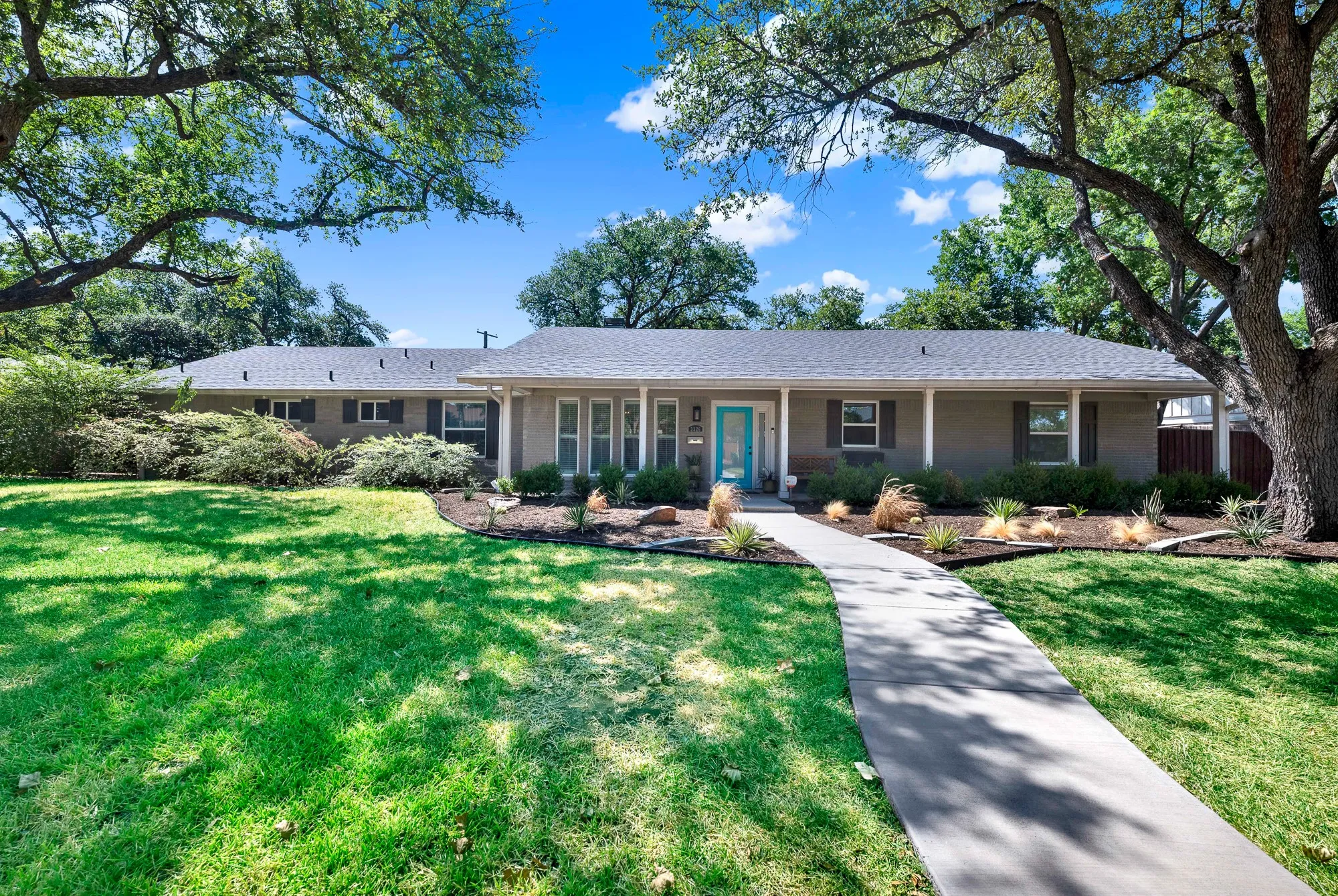 Single Family Residence For Sale in Dallas County , 3326 Dartmoor Drive, Dallas, Texas 75229, 5 Bedroom, 3 Bathroom, 2 Garage spaces, 2,333 Sqft, built in 1959, mls#21361175, Real Estate Agent in Dallas, Homes For Sale in Dallas county, Homes For Sale in Dallas, Realtor in Dallas Texas, Real Estate Brokerage Independent Realty Texas, Luminita Cordes Realtor