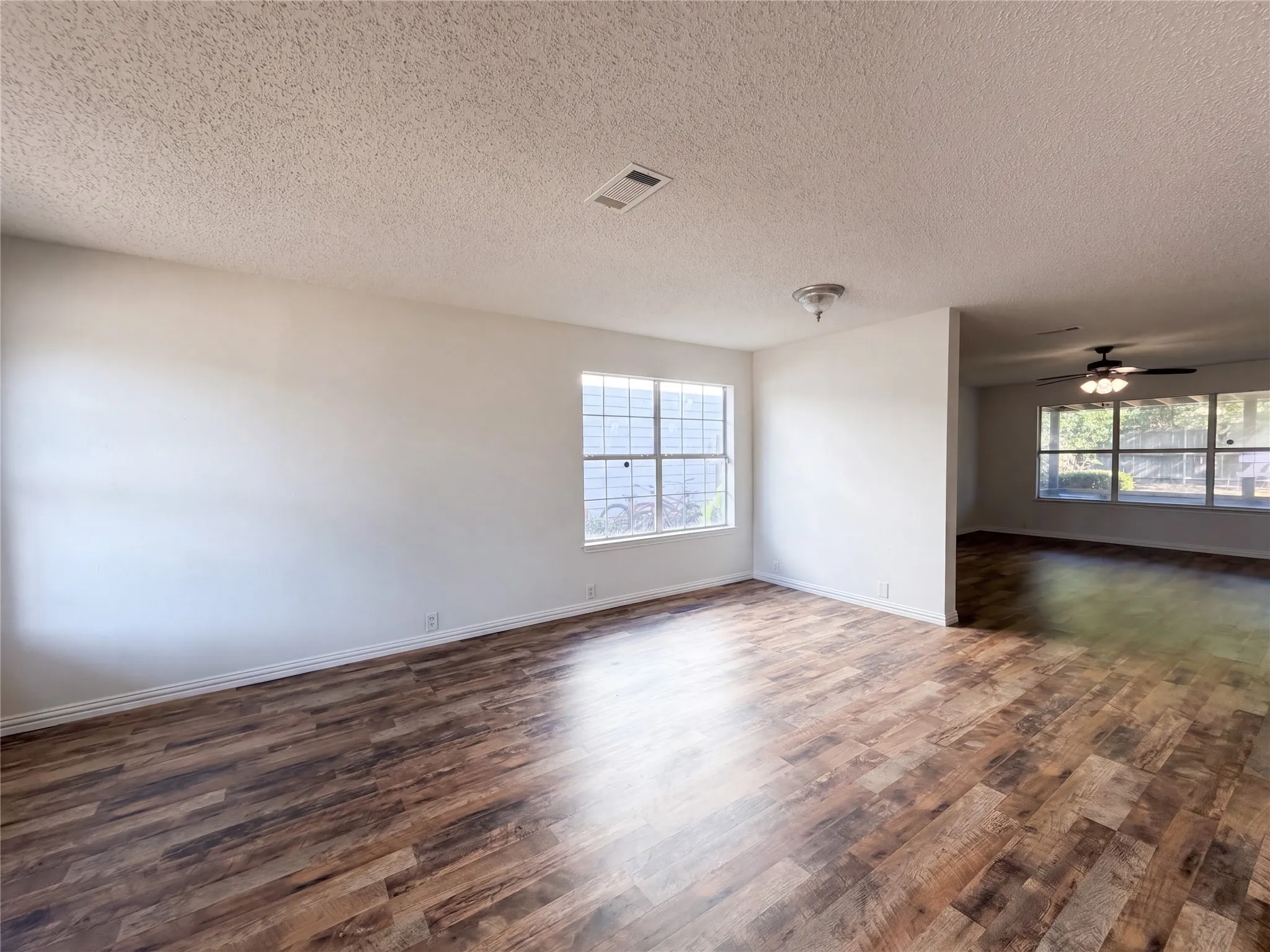 Single Family Residence For Sale in Grayson County , 4325 Falcon Drive, Sherman, Texas 75092, 4 Bedroom, 4 Bathroom, 2 Garage spaces, 2,438 Sqft, built in 2002, mls#21363775, Real Estate Agent in Sherman, Homes For Sale in Grayson county, Homes For Sale in Sherman, Realtor in Sherman Texas, Real Estate Brokerage Independent Realty Texas, Luminita Cordes Realtor