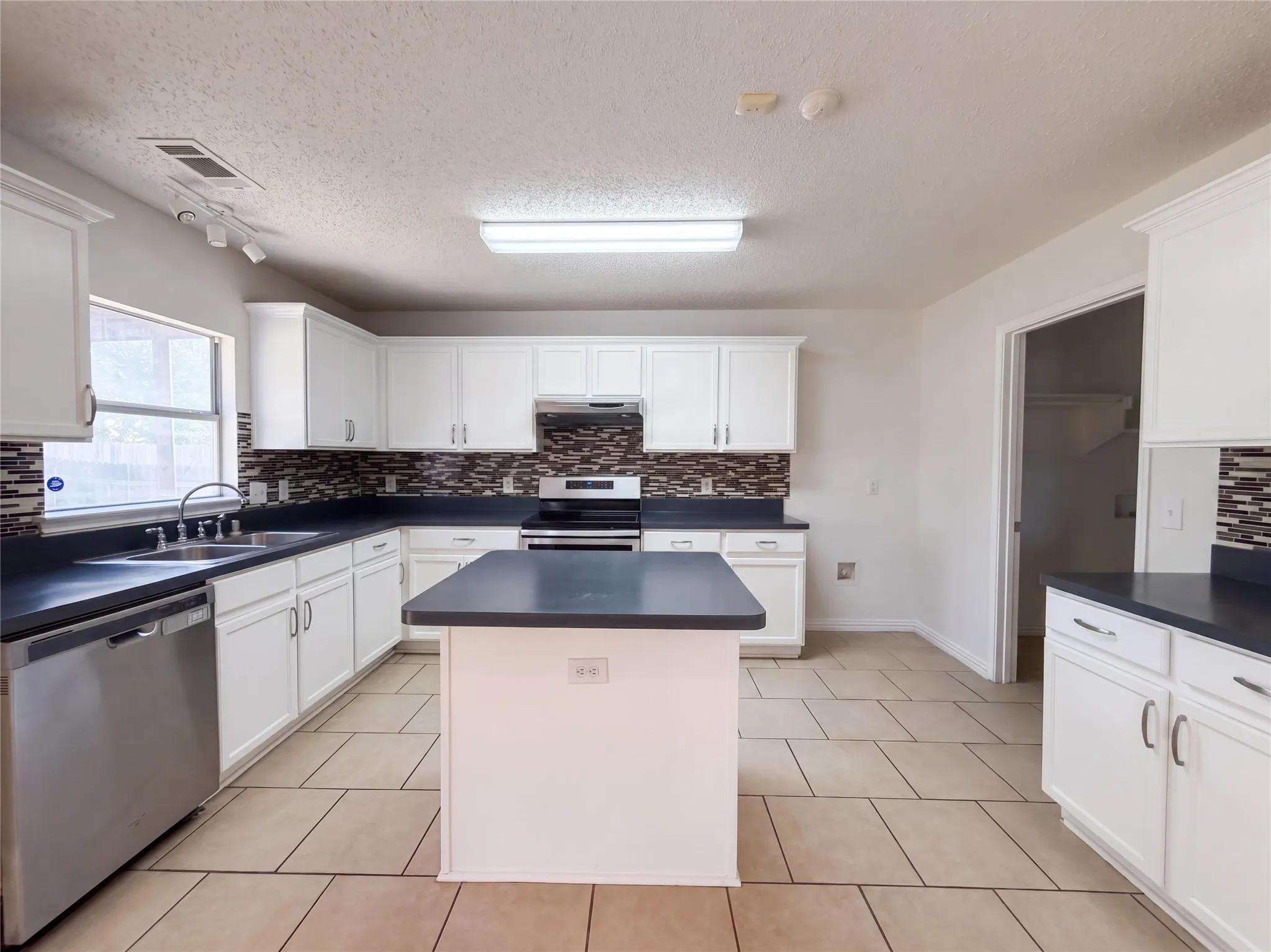 Single Family Residence For Sale in Grayson County , 4325 Falcon Drive, Sherman, Texas 75092, 4 Bedroom, 4 Bathroom, 2 Garage spaces, 2,438 Sqft, built in 2002, mls#21363775, Real Estate Agent in Sherman, Homes For Sale in Grayson county, Homes For Sale in Sherman, Realtor in Sherman Texas, Real Estate Brokerage Independent Realty Texas, Luminita Cordes Realtor