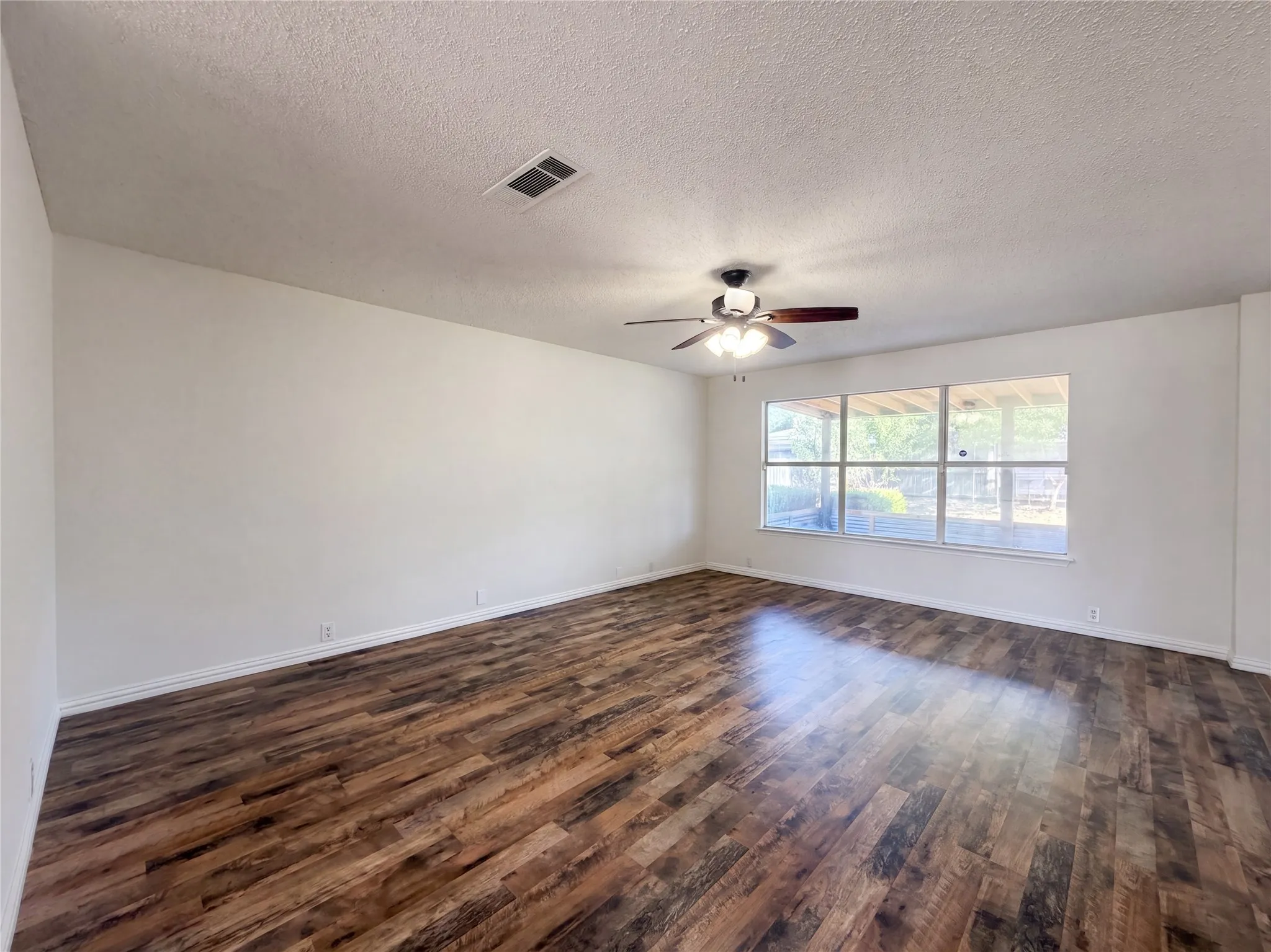 Single Family Residence For Sale in Grayson County , 4325 Falcon Drive, Sherman, Texas 75092, 4 Bedroom, 4 Bathroom, 2 Garage spaces, 2,438 Sqft, built in 2002, mls#21363775, Real Estate Agent in Sherman, Homes For Sale in Grayson county, Homes For Sale in Sherman, Realtor in Sherman Texas, Real Estate Brokerage Independent Realty Texas, Luminita Cordes Realtor