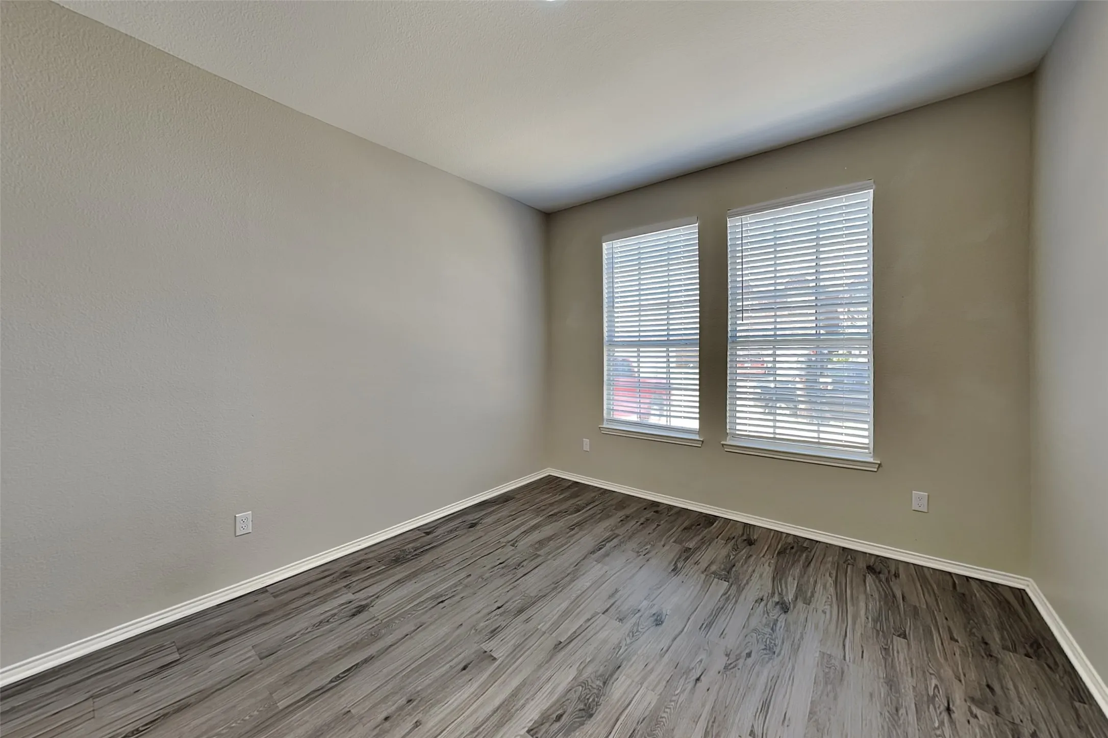 Single Family Residence For Rent in Tarrant County , 9104 Belvedere Drive, Fort Worth, Texas 76244, 3 Bedroom, 2 Bathroom, 2 Garage spaces, 2,035 Sqft, built in 2002, mls#21363777, Real Estate Agent in Fort Worth, Homes For Rent in Tarrant county, Homes For Rent in Fort Worth, Realtor in Fort Worth Texas, Real Estate Brokerage Independent Realty Texas, Luminita Cordes Realtor