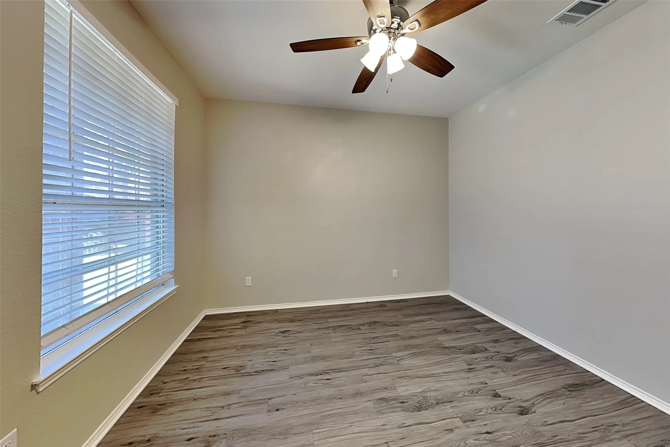 Single Family Residence For Rent in Tarrant County , 9104 Belvedere Drive, Fort Worth, Texas 76244, 3 Bedroom, 2 Bathroom, 2 Garage spaces, 2,035 Sqft, built in 2002, mls#21363777, Real Estate Agent in Fort Worth, Homes For Rent in Tarrant county, Homes For Rent in Fort Worth, Realtor in Fort Worth Texas, Real Estate Brokerage Independent Realty Texas, Luminita Cordes Realtor