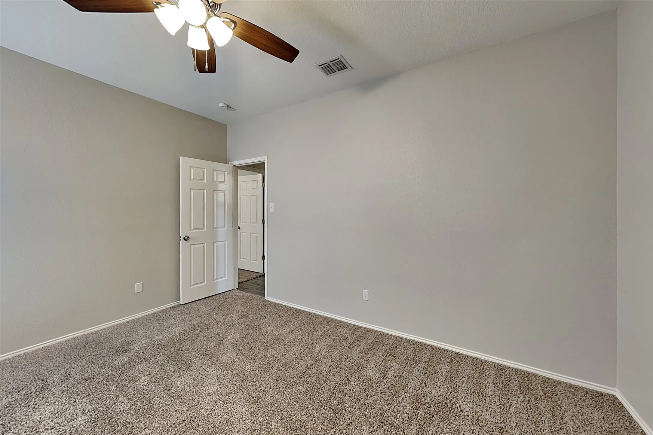 Single Family Residence For Rent in Tarrant County , 9104 Belvedere Drive, Fort Worth, Texas 76244, 3 Bedroom, 2 Bathroom, 2 Garage spaces, 2,035 Sqft, built in 2002, mls#21363777, Real Estate Agent in Fort Worth, Homes For Rent in Tarrant county, Homes For Rent in Fort Worth, Realtor in Fort Worth Texas, Real Estate Brokerage Independent Realty Texas, Luminita Cordes Realtor