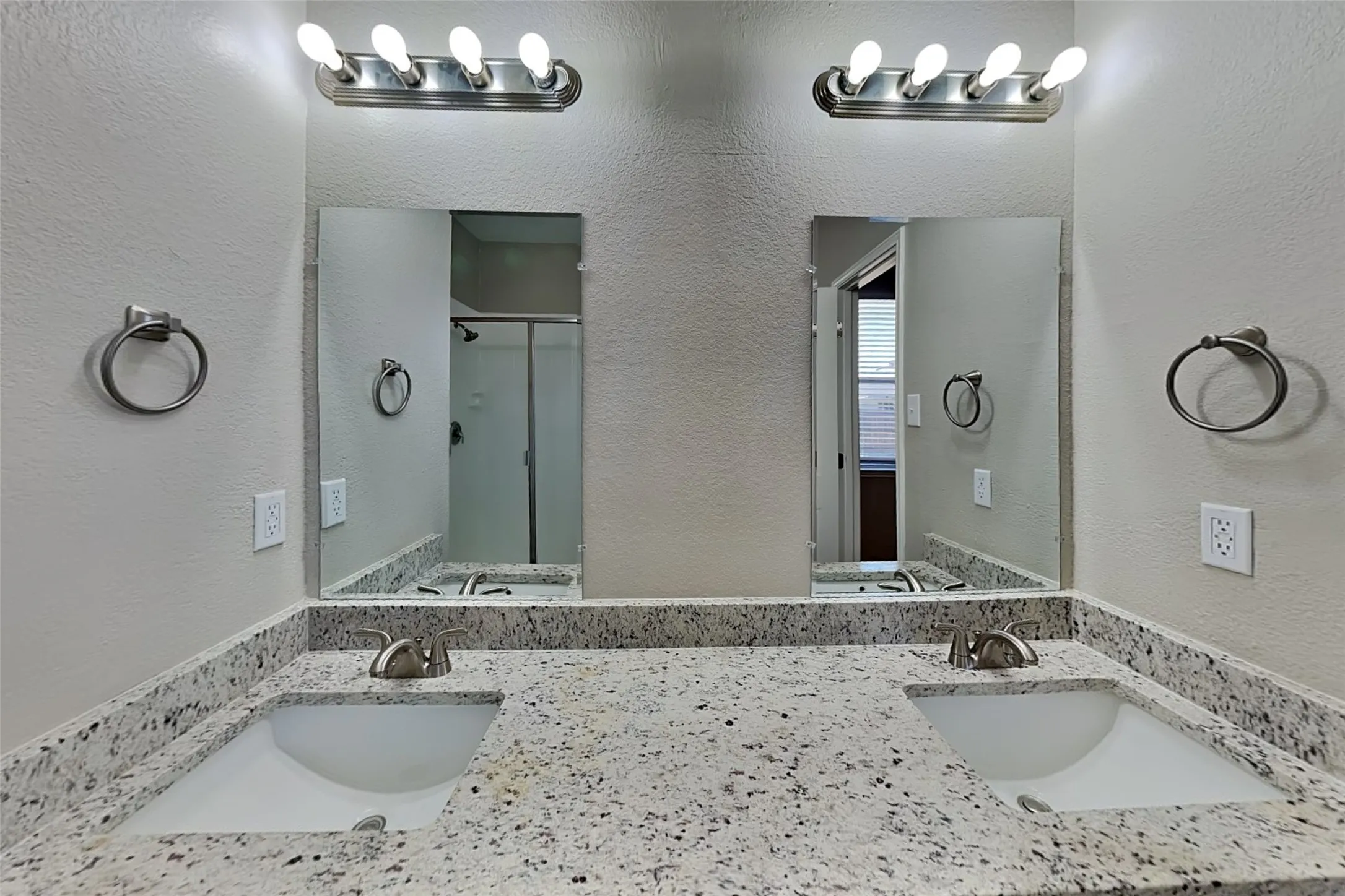 Single Family Residence For Rent in Tarrant County , 9104 Belvedere Drive, Fort Worth, Texas 76244, 3 Bedroom, 2 Bathroom, 2 Garage spaces, 2,035 Sqft, built in 2002, mls#21363777, Real Estate Agent in Fort Worth, Homes For Rent in Tarrant county, Homes For Rent in Fort Worth, Realtor in Fort Worth Texas, Real Estate Brokerage Independent Realty Texas, Luminita Cordes Realtor