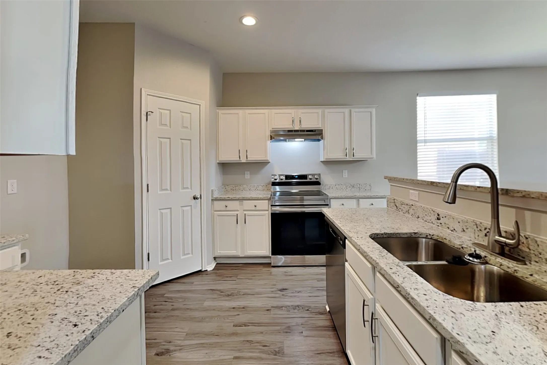Single Family Residence For Rent in Tarrant County , 9104 Belvedere Drive, Fort Worth, Texas 76244, 3 Bedroom, 2 Bathroom, 2 Garage spaces, 2,035 Sqft, built in 2002, mls#21363777, Real Estate Agent in Fort Worth, Homes For Rent in Tarrant county, Homes For Rent in Fort Worth, Realtor in Fort Worth Texas, Real Estate Brokerage Independent Realty Texas, Luminita Cordes Realtor
