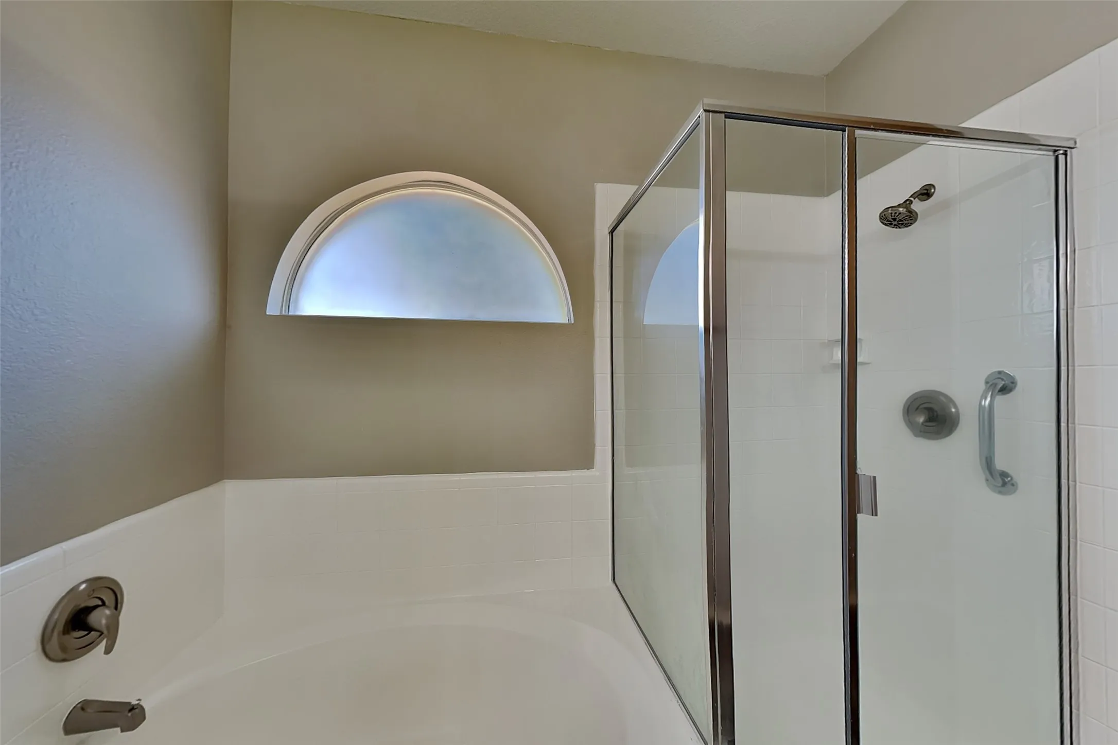 Single Family Residence For Rent in Tarrant County , 9104 Belvedere Drive, Fort Worth, Texas 76244, 3 Bedroom, 2 Bathroom, 2 Garage spaces, 2,035 Sqft, built in 2002, mls#21363777, Real Estate Agent in Fort Worth, Homes For Rent in Tarrant county, Homes For Rent in Fort Worth, Realtor in Fort Worth Texas, Real Estate Brokerage Independent Realty Texas, Luminita Cordes Realtor