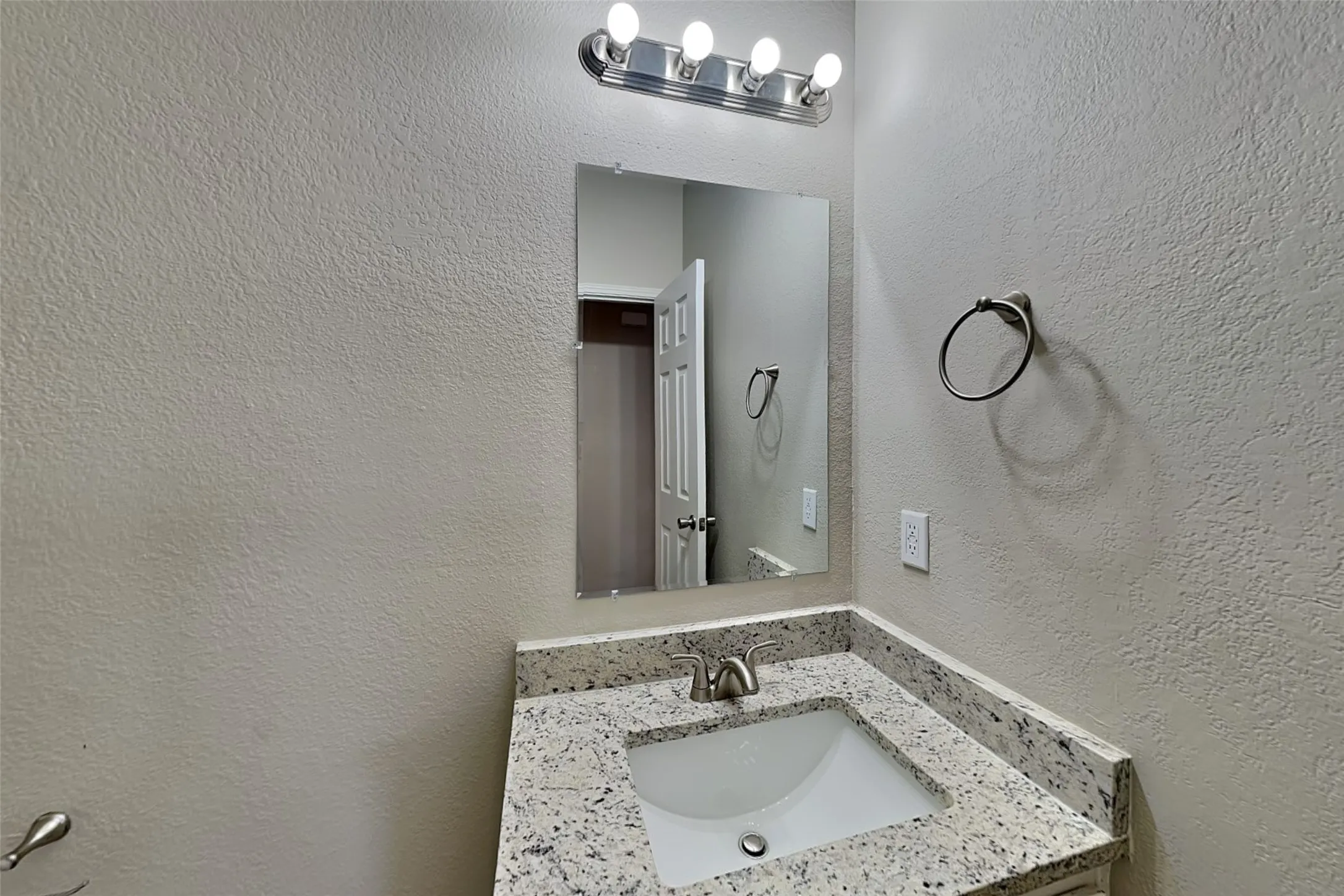 Single Family Residence For Rent in Tarrant County , 9104 Belvedere Drive, Fort Worth, Texas 76244, 3 Bedroom, 2 Bathroom, 2 Garage spaces, 2,035 Sqft, built in 2002, mls#21363777, Real Estate Agent in Fort Worth, Homes For Rent in Tarrant county, Homes For Rent in Fort Worth, Realtor in Fort Worth Texas, Real Estate Brokerage Independent Realty Texas, Luminita Cordes Realtor
