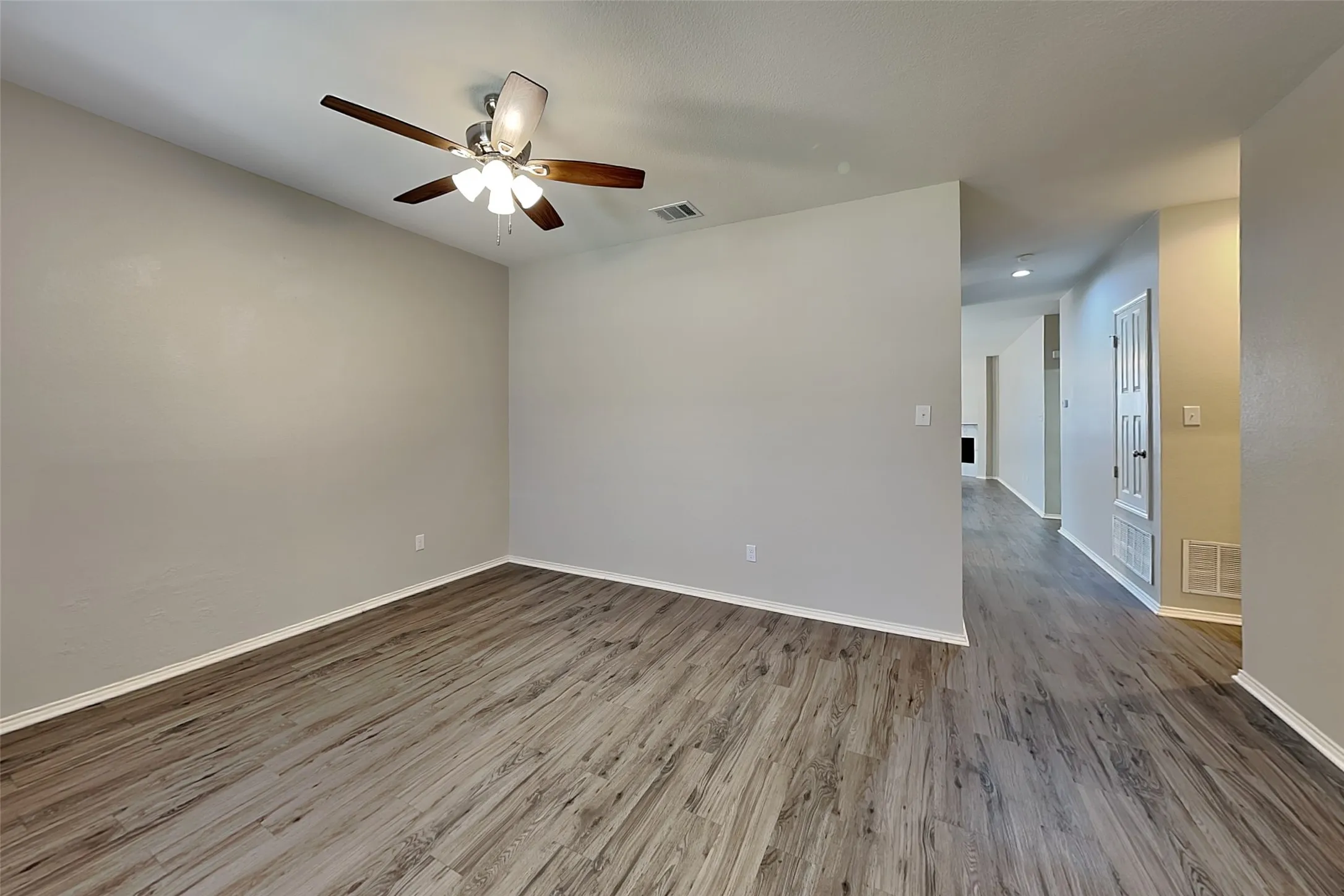 Single Family Residence For Rent in Tarrant County , 9104 Belvedere Drive, Fort Worth, Texas 76244, 3 Bedroom, 2 Bathroom, 2 Garage spaces, 2,035 Sqft, built in 2002, mls#21363777, Real Estate Agent in Fort Worth, Homes For Rent in Tarrant county, Homes For Rent in Fort Worth, Realtor in Fort Worth Texas, Real Estate Brokerage Independent Realty Texas, Luminita Cordes Realtor