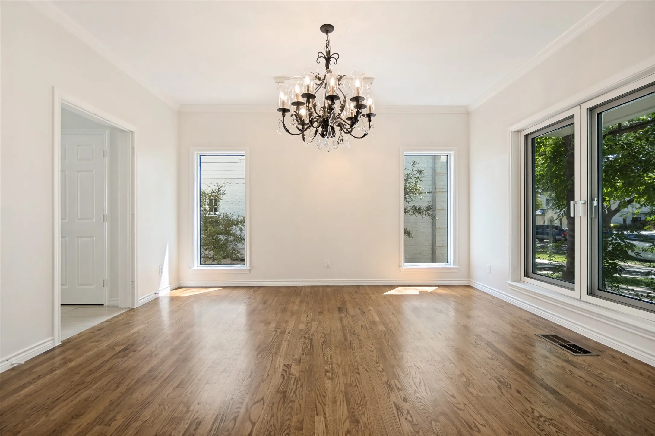 Single Family Residence For Sale in Dallas County , 4516 Livingston Avenue, Highland Park, Texas 75205, 4 Bedroom, 4 Bathroom, 2 Garage spaces, 3,360 Sqft, built in 1990, mls#21362737, Real Estate Agent in Highland Park, Homes For Sale in Dallas county, Homes For Sale in Highland Park, Realtor in Highland Park Texas, Real Estate Brokerage Independent Realty Texas, Luminita Cordes Realtor