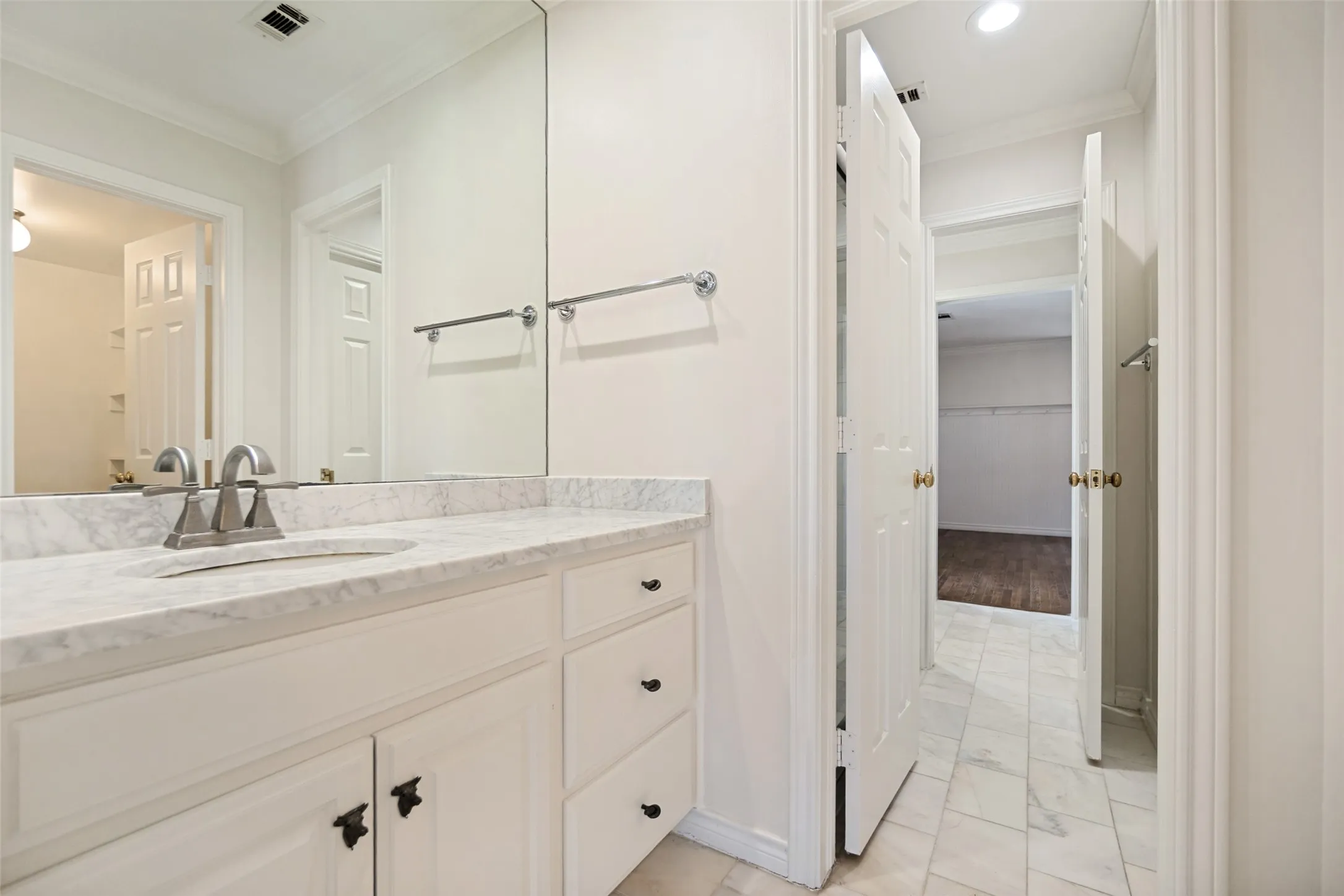 Single Family Residence For Sale in Dallas County , 4516 Livingston Avenue, Highland Park, Texas 75205, 4 Bedroom, 4 Bathroom, 2 Garage spaces, 3,360 Sqft, built in 1990, mls#21362737, Real Estate Agent in Highland Park, Homes For Sale in Dallas county, Homes For Sale in Highland Park, Realtor in Highland Park Texas, Real Estate Brokerage Independent Realty Texas, Luminita Cordes Realtor