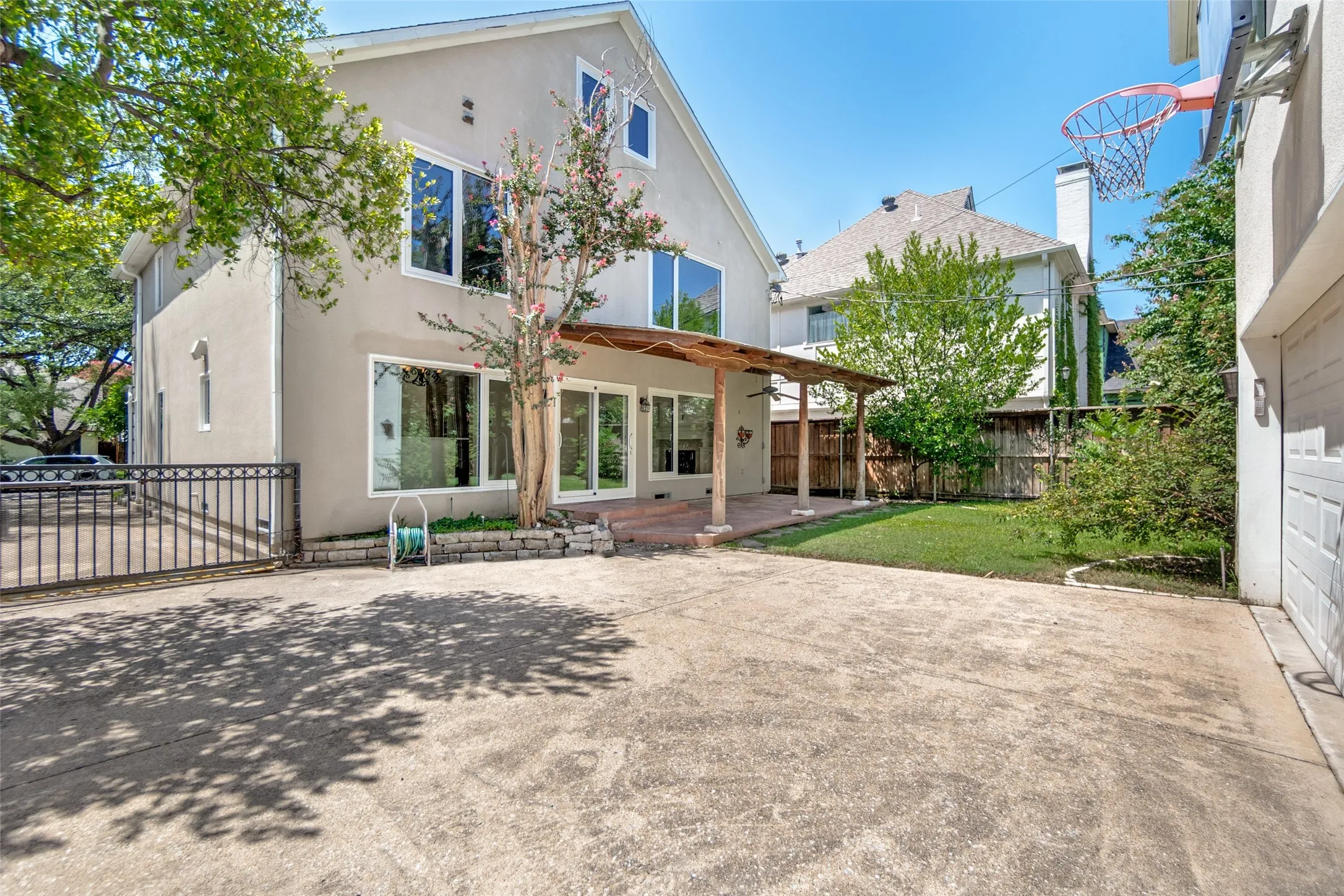 Single Family Residence For Sale in Dallas County , 4516 Livingston Avenue, Highland Park, Texas 75205, 4 Bedroom, 4 Bathroom, 2 Garage spaces, 3,360 Sqft, built in 1990, mls#21362737, Real Estate Agent in Highland Park, Homes For Sale in Dallas county, Homes For Sale in Highland Park, Realtor in Highland Park Texas, Real Estate Brokerage Independent Realty Texas, Luminita Cordes Realtor