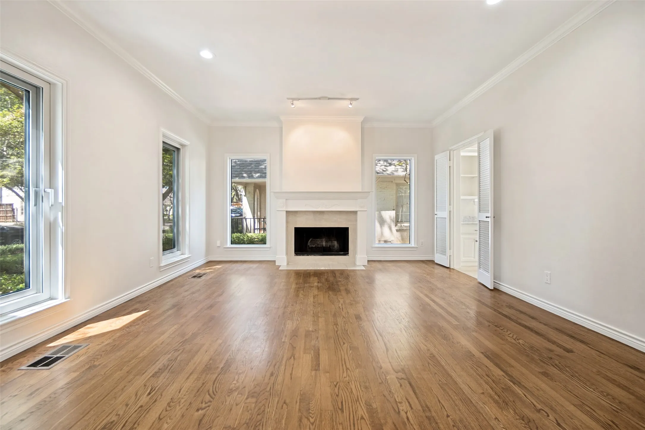Single Family Residence For Sale in Dallas County , 4516 Livingston Avenue, Highland Park, Texas 75205, 4 Bedroom, 4 Bathroom, 2 Garage spaces, 3,360 Sqft, built in 1990, mls#21362737, Real Estate Agent in Highland Park, Homes For Sale in Dallas county, Homes For Sale in Highland Park, Realtor in Highland Park Texas, Real Estate Brokerage Independent Realty Texas, Luminita Cordes Realtor