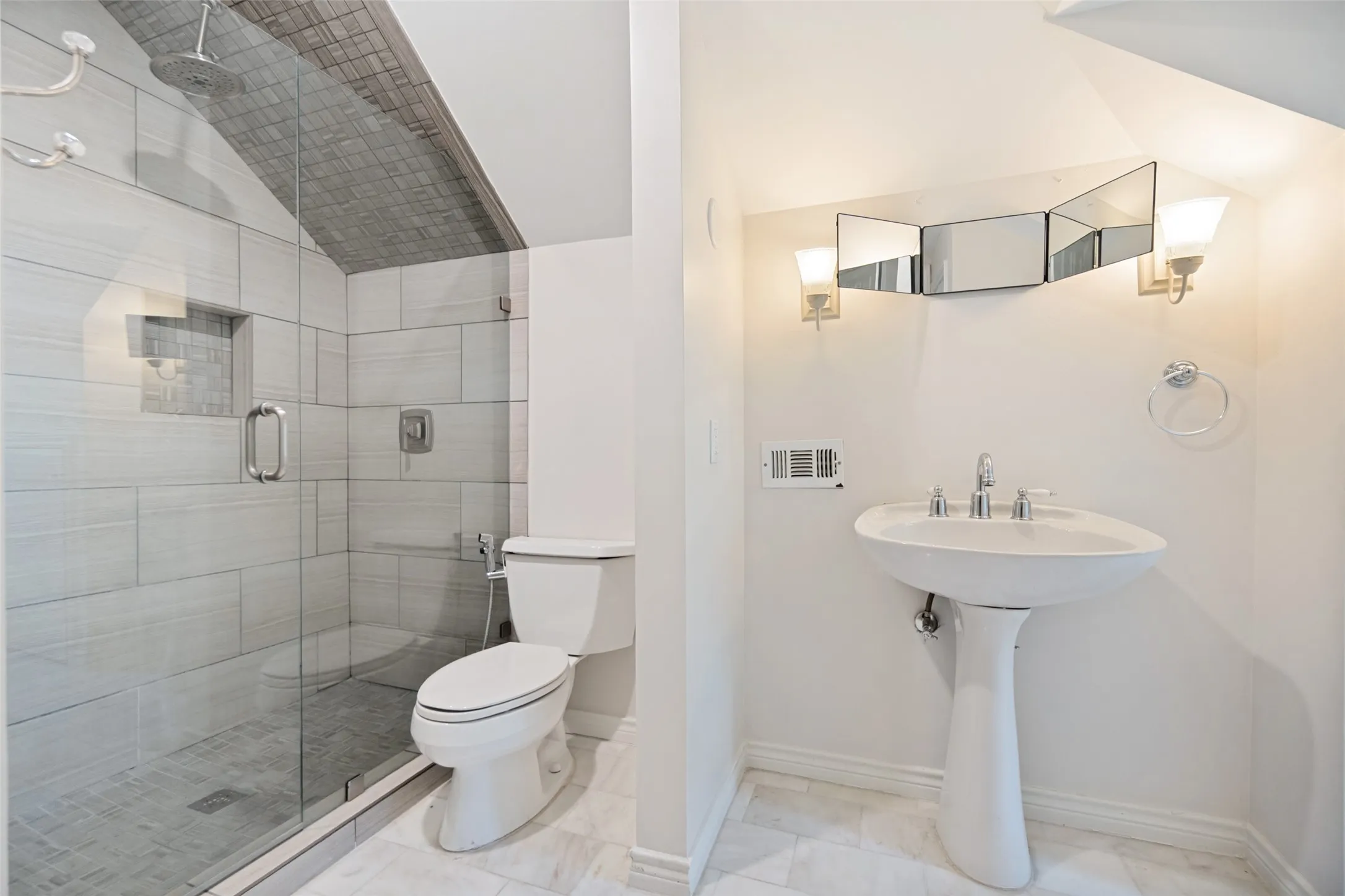 Single Family Residence For Sale in Dallas County , 4516 Livingston Avenue, Highland Park, Texas 75205, 4 Bedroom, 4 Bathroom, 2 Garage spaces, 3,360 Sqft, built in 1990, mls#21362737, Real Estate Agent in Highland Park, Homes For Sale in Dallas county, Homes For Sale in Highland Park, Realtor in Highland Park Texas, Real Estate Brokerage Independent Realty Texas, Luminita Cordes Realtor