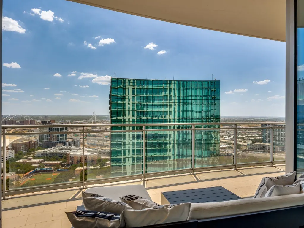 Condominium For Sale in Dallas County , 2900 Mc Kinnon Street 2301, Dallas, Texas 75201, 3 Bedroom, 4 Bathroom, 4 Garage spaces, 2,607 Sqft, built in 2005, mls#21362734, Real Estate Agent in Dallas, Homes For Sale in Dallas county, Homes For Sale in Dallas, Realtor in Dallas Texas, Real Estate Brokerage Independent Realty Texas, Luminita Cordes Realtor