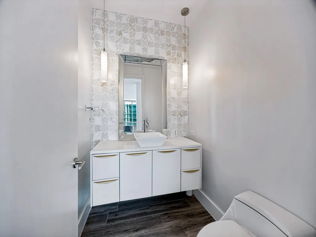 1/2 bath near entry
