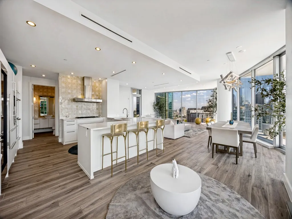 Condominium For Sale in Dallas County , 2900 Mc Kinnon Street 2301, Dallas, Texas 75201, 3 Bedroom, 4 Bathroom, 4 Garage spaces, 2,607 Sqft, built in 2005, mls#21362734, Real Estate Agent in Dallas, Homes For Sale in Dallas county, Homes For Sale in Dallas, Realtor in Dallas Texas, Real Estate Brokerage Independent Realty Texas, Luminita Cordes Realtor