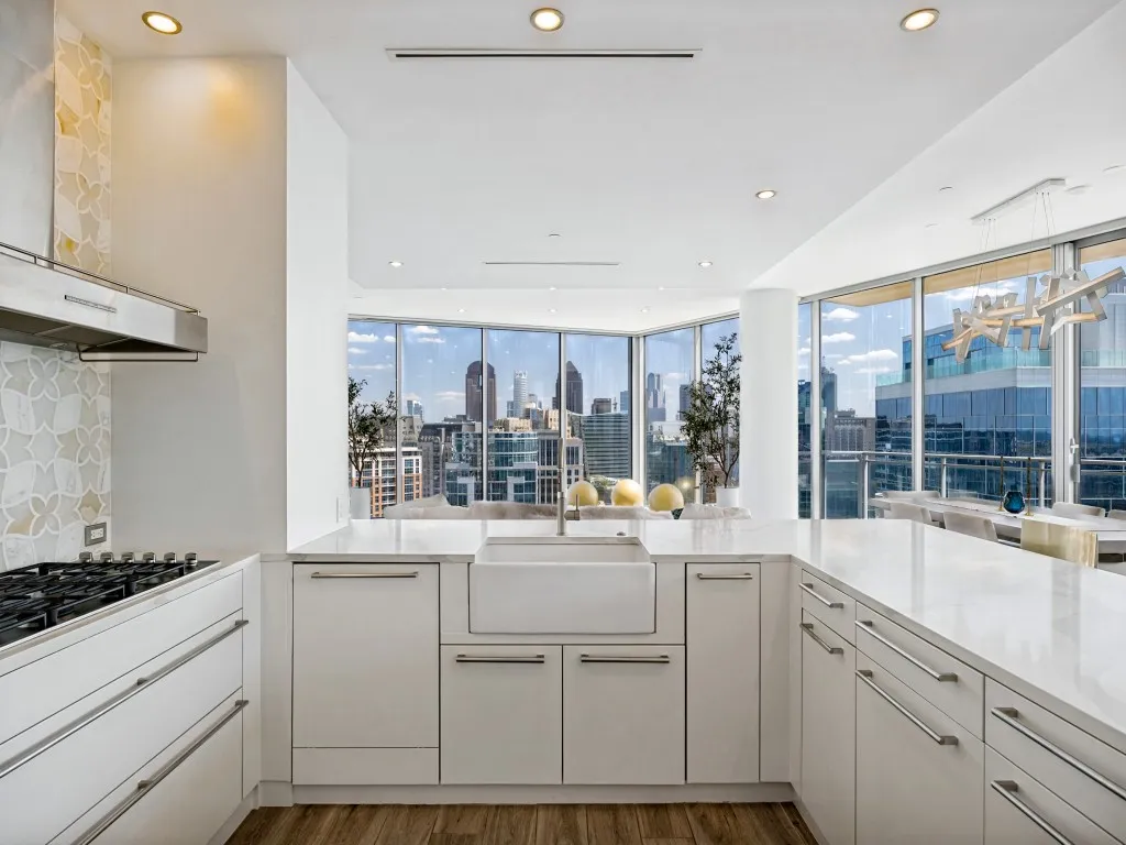 Condominium For Sale in Dallas County , 2900 Mc Kinnon Street 2301, Dallas, Texas 75201, 3 Bedroom, 4 Bathroom, 4 Garage spaces, 2,607 Sqft, built in 2005, mls#21362734, Real Estate Agent in Dallas, Homes For Sale in Dallas county, Homes For Sale in Dallas, Realtor in Dallas Texas, Real Estate Brokerage Independent Realty Texas, Luminita Cordes Realtor