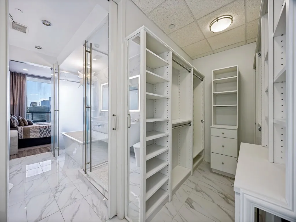 Condominium For Sale in Dallas County , 2900 Mc Kinnon Street 2301, Dallas, Texas 75201, 3 Bedroom, 4 Bathroom, 4 Garage spaces, 2,607 Sqft, built in 2005, mls#21362734, Real Estate Agent in Dallas, Homes For Sale in Dallas county, Homes For Sale in Dallas, Realtor in Dallas Texas, Real Estate Brokerage Independent Realty Texas, Luminita Cordes Realtor