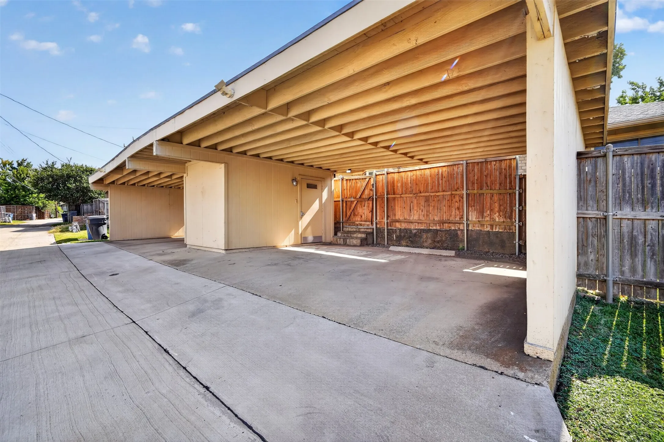 Duplex For Rent in Dallas County , 10526 Ravenscroft Drive, Dallas, Texas 75230, 3 Bedroom, 2 Bathroom, Garage spaces, 1,840 Sqft, built in 1969, Price $3,300, mls#21363789, Real Estate Agent in Dallas, Homes For Rent in Dallas county, Homes For Rent in Dallas, Realtor in Dallas Texas, Real Estate Brokerage Independent Realty Texas, Luminita Cordes Realtor