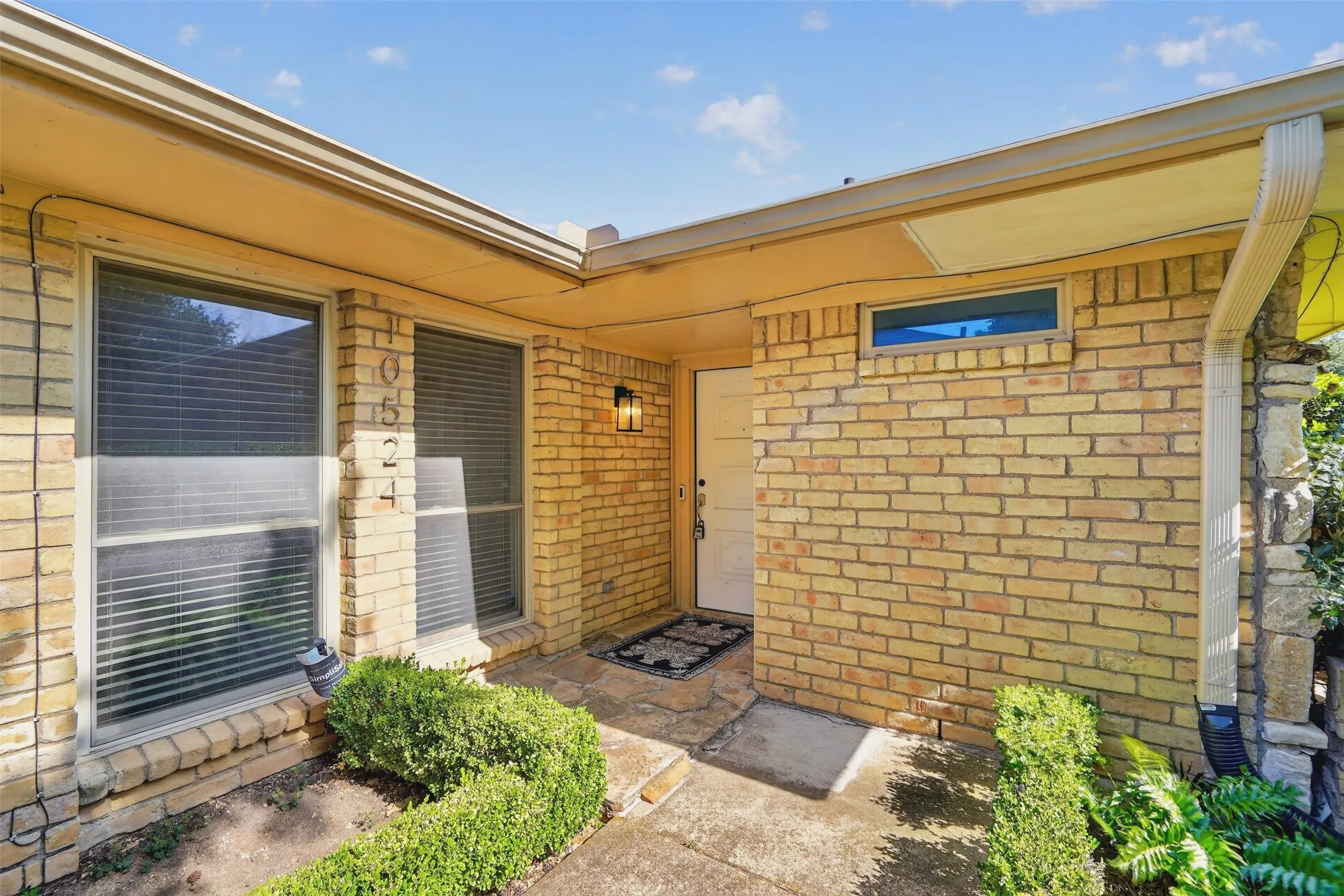 Duplex For Rent in Dallas County , 10526 Ravenscroft Drive, Dallas, Texas 75230, 3 Bedroom, 2 Bathroom, Garage spaces, 1,840 Sqft, built in 1969, Price $3,300, mls#21363789, Real Estate Agent in Dallas, Homes For Rent in Dallas county, Homes For Rent in Dallas, Realtor in Dallas Texas, Real Estate Brokerage Independent Realty Texas, Luminita Cordes Realtor
