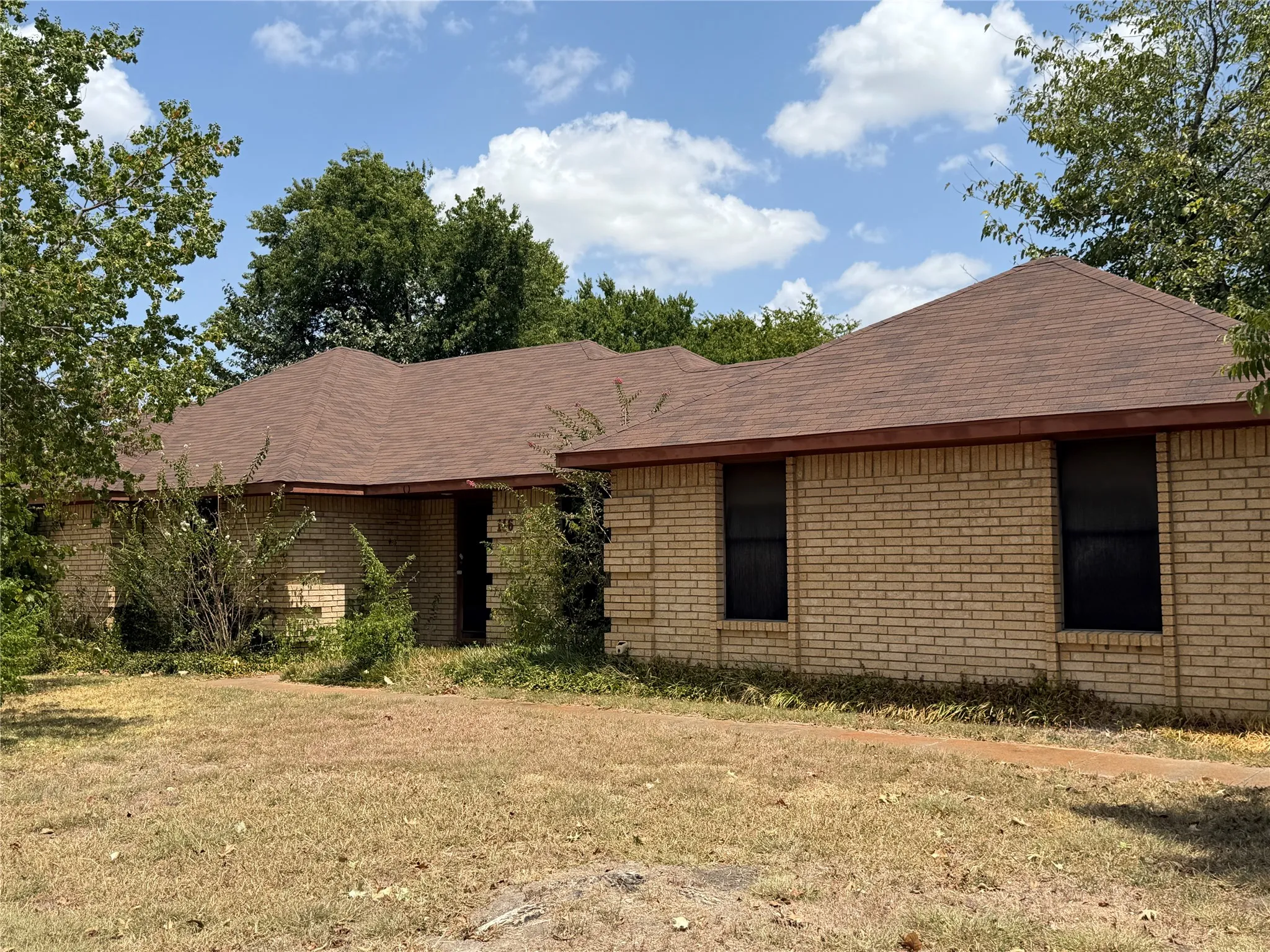 Single Family Residence For Sale in Ellis County , 116 Crest Brook Drive, Red Oak, Texas 75154, 3 Bedroom, 2 Bathroom, 2 Garage spaces, 1,472 Sqft, built in 1986, mls#21362663, Real Estate Agent in Red Oak, Homes For Sale in Ellis county, Homes For Sale in Red Oak, Realtor in Red Oak Texas, Real Estate Brokerage Independent Realty Texas, Luminita Cordes Realtor