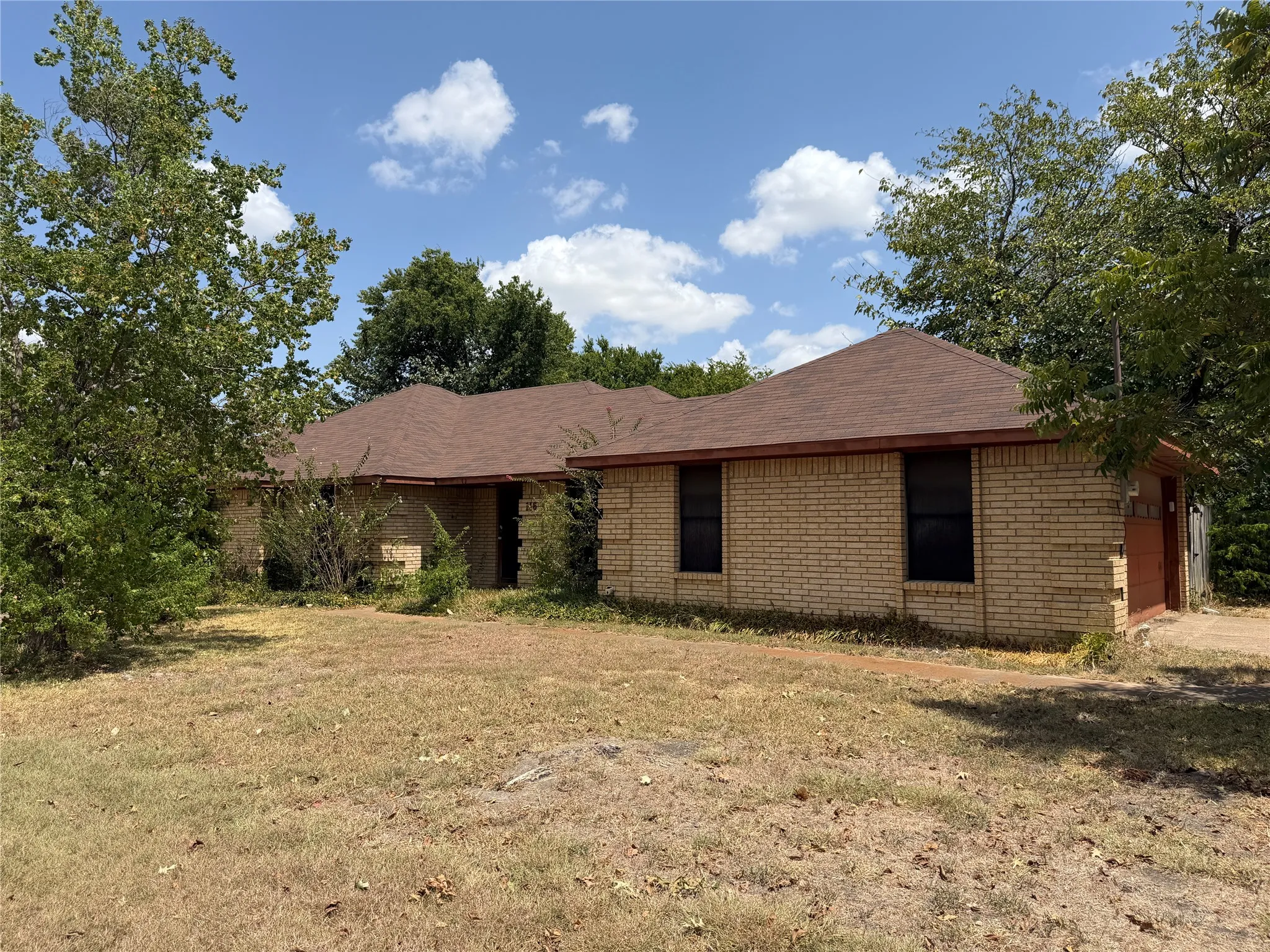 Single Family Residence For Sale in Ellis County , 116 Crest Brook Drive, Red Oak, Texas 75154, 3 Bedroom, 2 Bathroom, 2 Garage spaces, 1,472 Sqft, built in 1986, mls#21362663, Real Estate Agent in Red Oak, Homes For Sale in Ellis county, Homes For Sale in Red Oak, Realtor in Red Oak Texas, Real Estate Brokerage Independent Realty Texas, Luminita Cordes Realtor