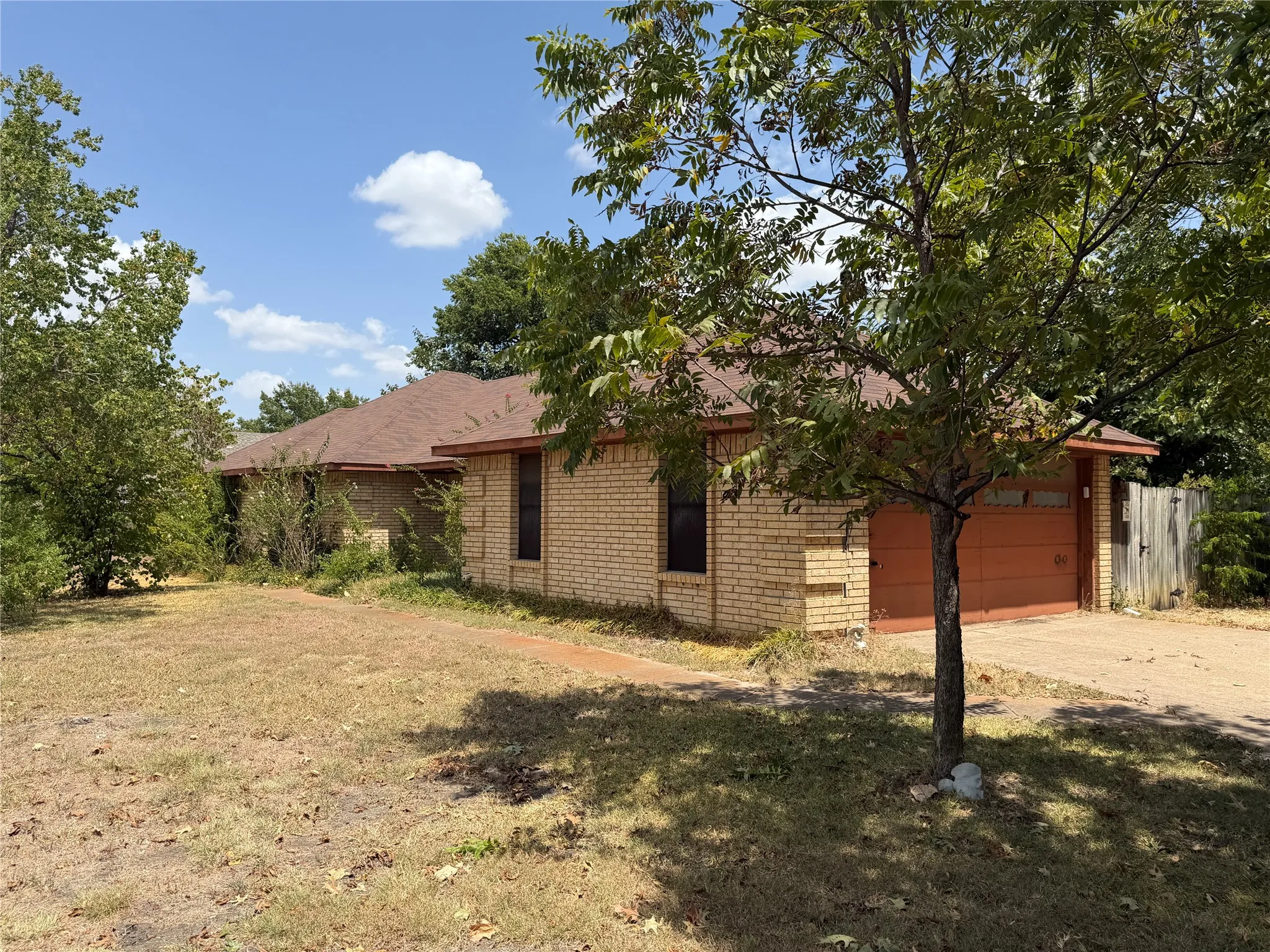 Single Family Residence For Sale in Ellis County , 116 Crest Brook Drive, Red Oak, Texas 75154, 3 Bedroom, 2 Bathroom, 2 Garage spaces, 1,472 Sqft, built in 1986, mls#21362663, Real Estate Agent in Red Oak, Homes For Sale in Ellis county, Homes For Sale in Red Oak, Realtor in Red Oak Texas, Real Estate Brokerage Independent Realty Texas, Luminita Cordes Realtor
