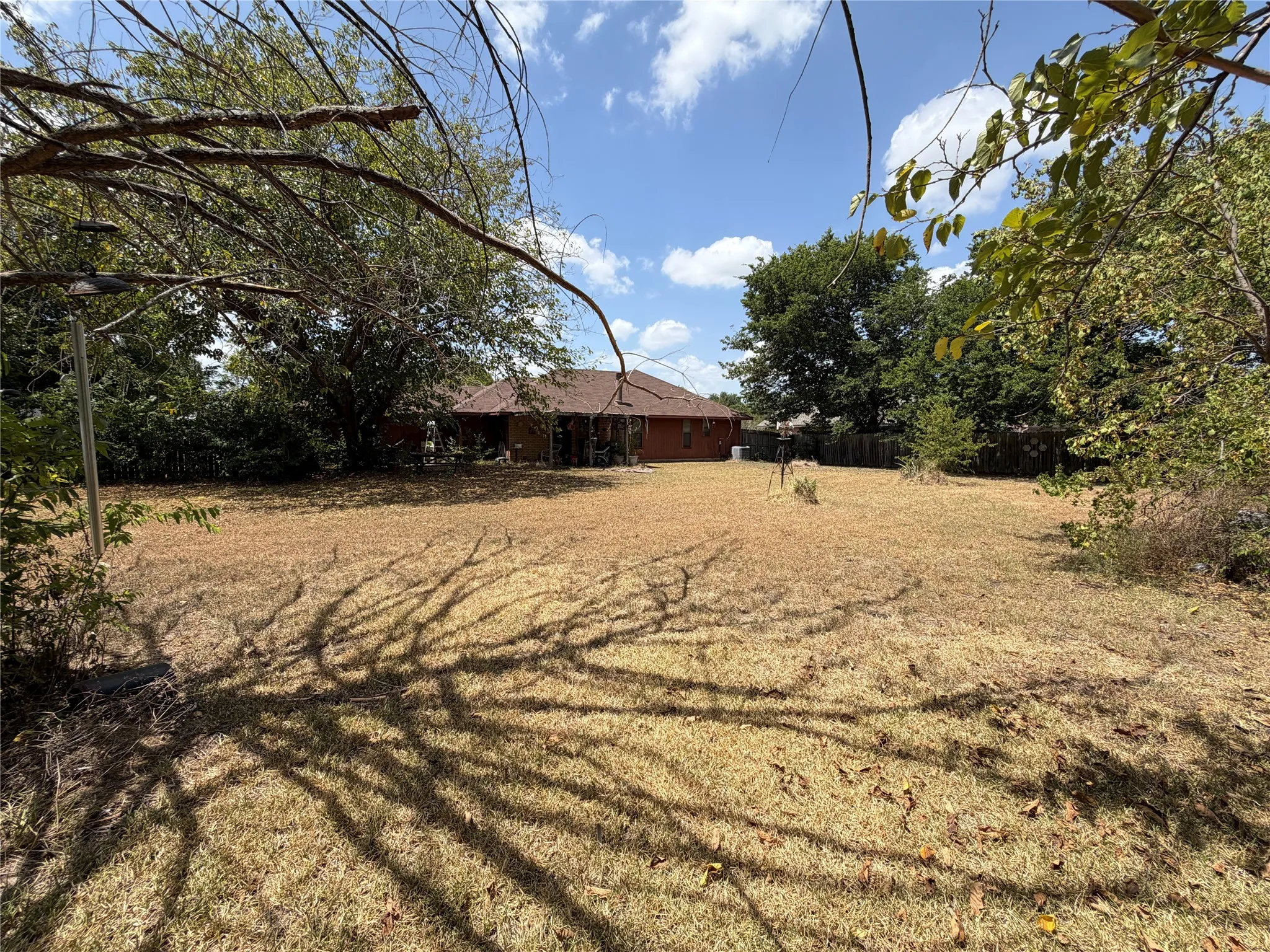 Single Family Residence For Sale in Ellis County , 116 Crest Brook Drive, Red Oak, Texas 75154, 3 Bedroom, 2 Bathroom, 2 Garage spaces, 1,472 Sqft, built in 1986, mls#21362663, Real Estate Agent in Red Oak, Homes For Sale in Ellis county, Homes For Sale in Red Oak, Realtor in Red Oak Texas, Real Estate Brokerage Independent Realty Texas, Luminita Cordes Realtor
