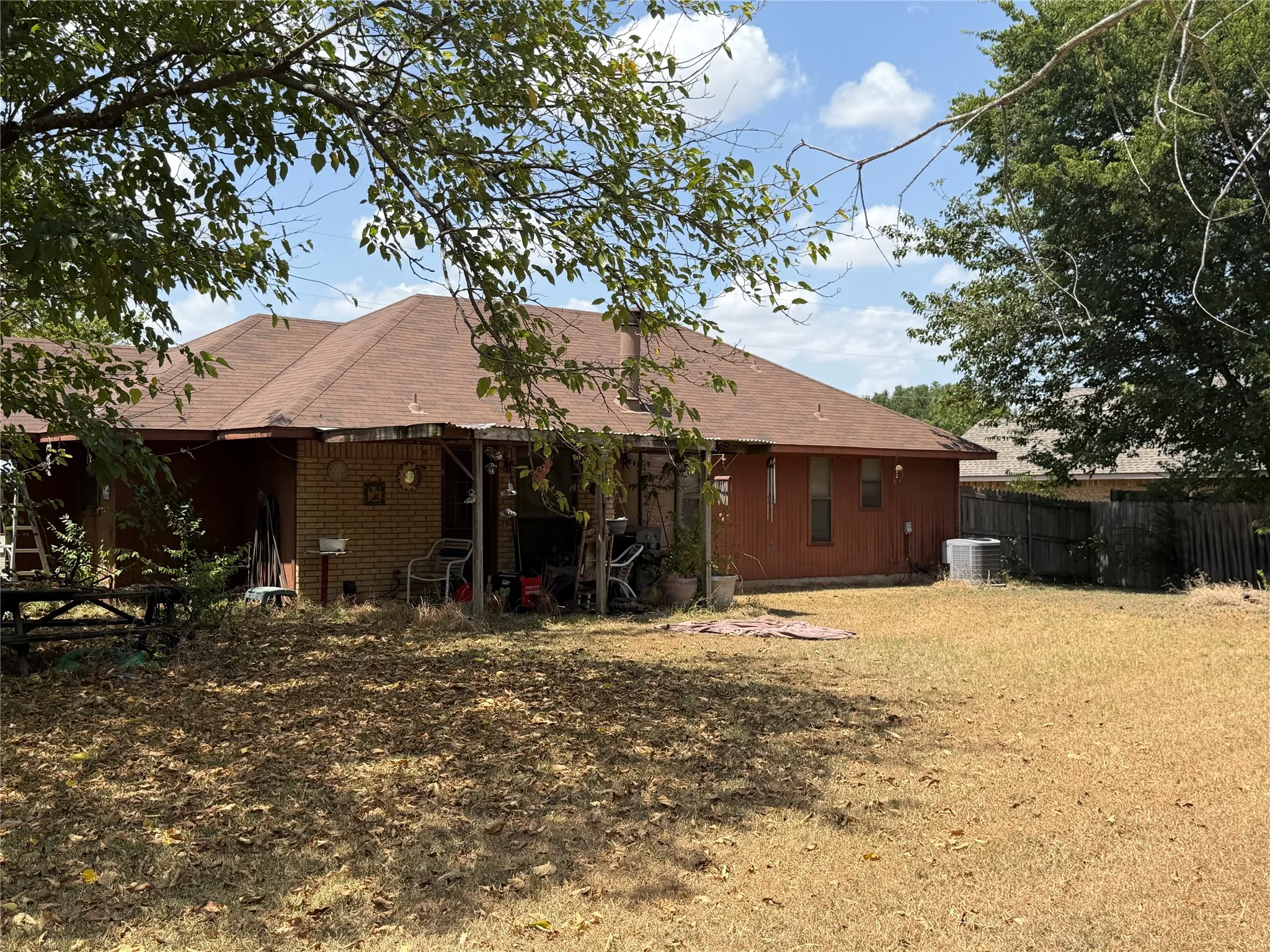 Single Family Residence For Sale in Ellis County , 116 Crest Brook Drive, Red Oak, Texas 75154, 3 Bedroom, 2 Bathroom, 2 Garage spaces, 1,472 Sqft, built in 1986, mls#21362663, Real Estate Agent in Red Oak, Homes For Sale in Ellis county, Homes For Sale in Red Oak, Realtor in Red Oak Texas, Real Estate Brokerage Independent Realty Texas, Luminita Cordes Realtor