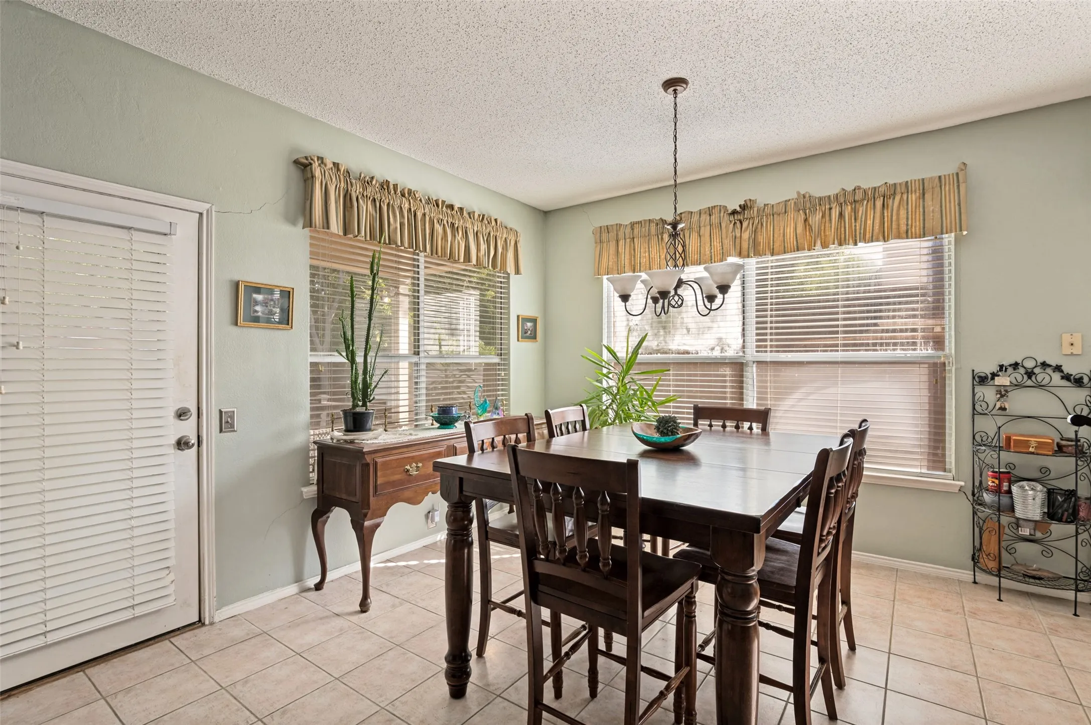 Large Breakfast Area for Casual Dining
