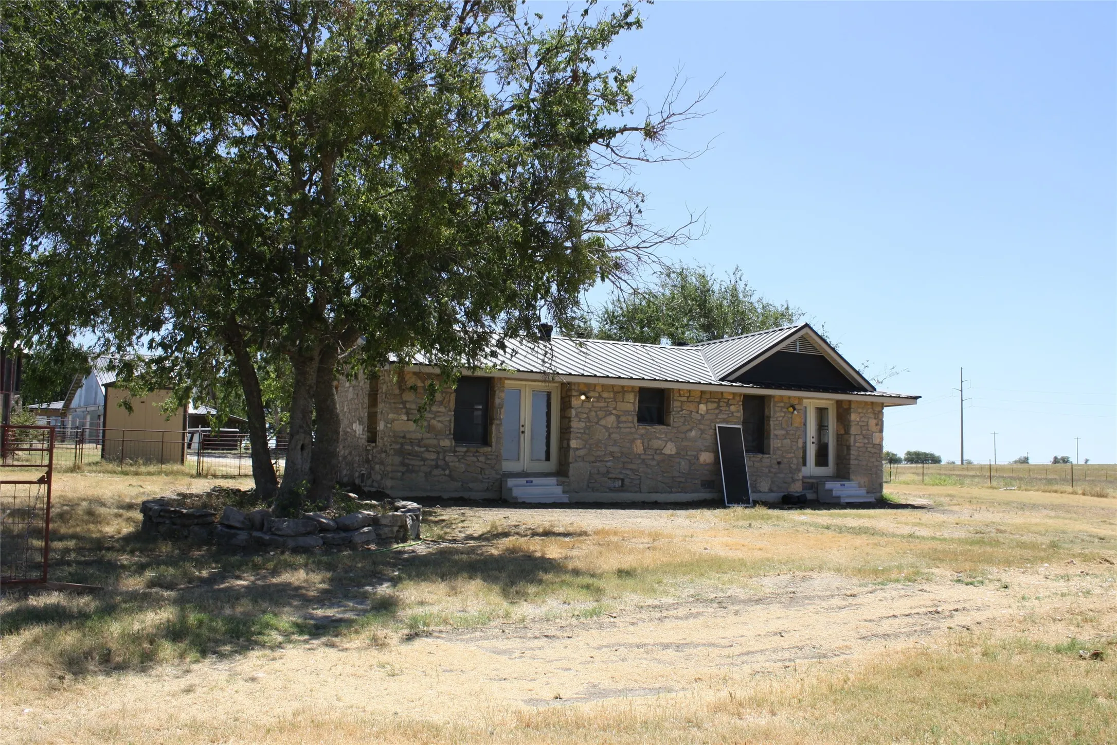 Farm For Sale in Hamilton County , 6610 CR 431, Jonesboro, Texas 76538, 4 Bedroom, 5 Bathroom, 1 Garage spaces, 4,140 Sqft, built in 2006, mls#21362198, Real Estate Agent in Jonesboro, Homes For Sale in Hamilton county, Homes For Sale in Jonesboro, Realtor in Jonesboro Texas, Real Estate Brokerage Independent Realty Texas, Luminita Cordes Realtor