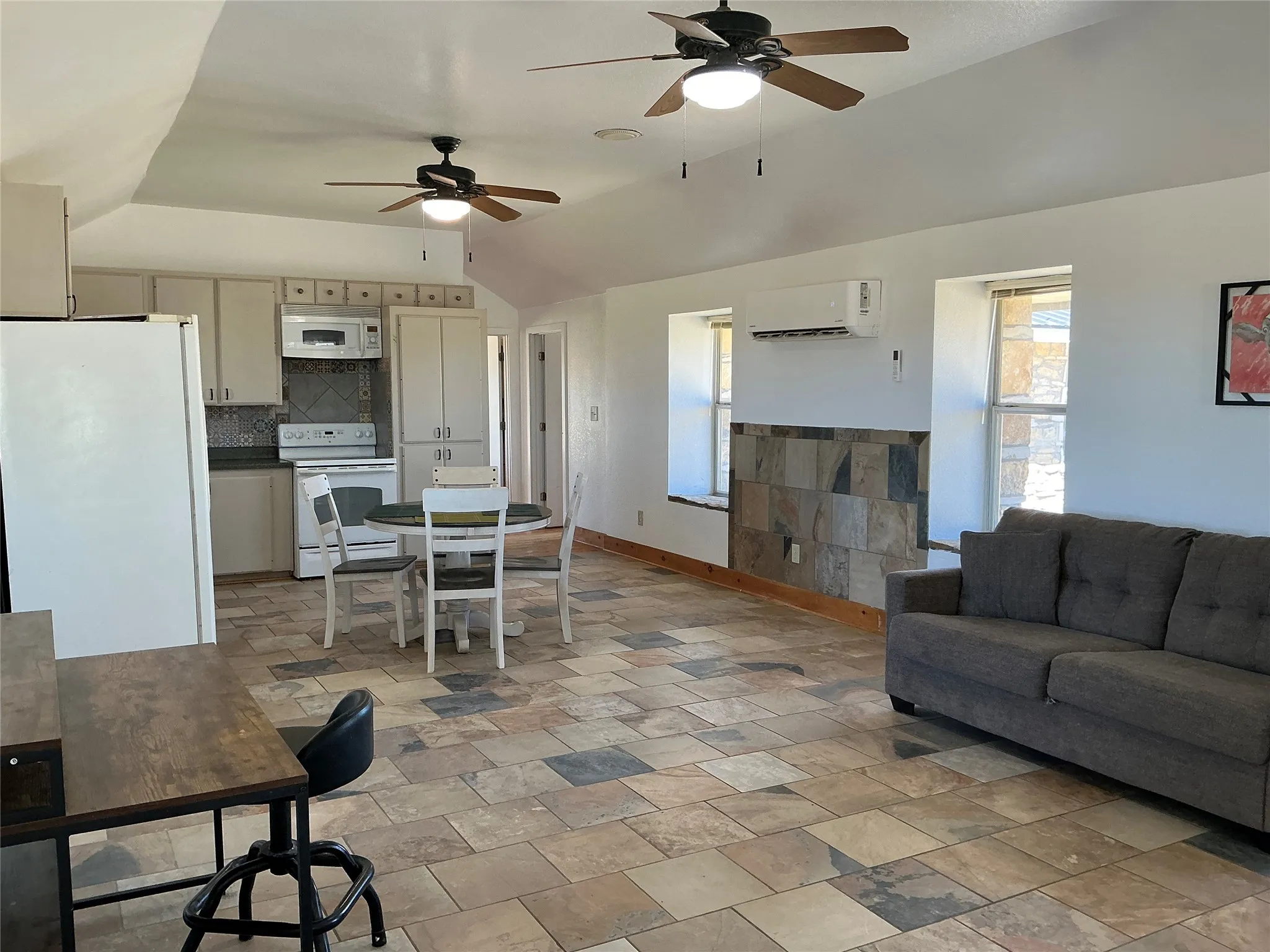 Farm For Sale in Hamilton County , 6610 CR 431, Jonesboro, Texas 76538, 4 Bedroom, 5 Bathroom, 1 Garage spaces, 4,140 Sqft, built in 2006, mls#21362198, Real Estate Agent in Jonesboro, Homes For Sale in Hamilton county, Homes For Sale in Jonesboro, Realtor in Jonesboro Texas, Real Estate Brokerage Independent Realty Texas, Luminita Cordes Realtor