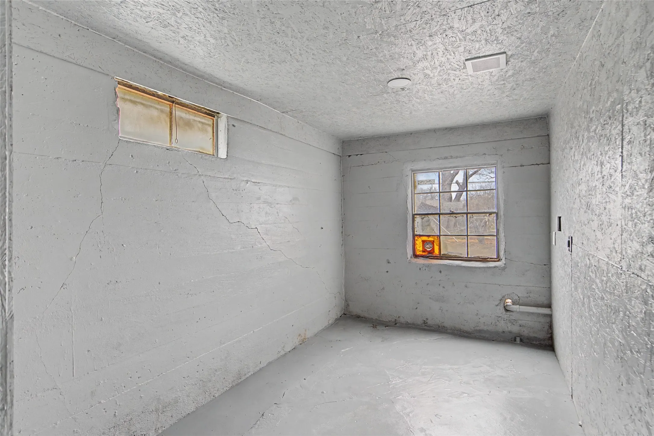 Single Family Residence For Rent in Grayson County , 1411 W Gandy Street, Denison, Texas 75020, 5 Bedroom, 3 Bathroom, Garage spaces, 2,240 Sqft, built in 1940, mls#21363820, Real Estate Agent in Denison, Homes For Rent in Grayson county, Homes For Rent in Denison, Realtor in Denison Texas, Real Estate Brokerage Independent Realty Texas, Luminita Cordes Realtor