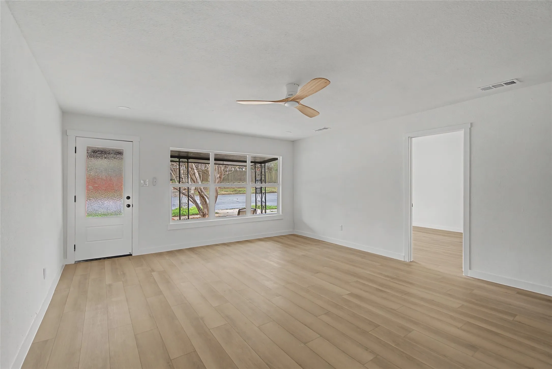 Single Family Residence For Rent in Grayson County , 1411 W Gandy Street, Denison, Texas 75020, 5 Bedroom, 3 Bathroom, Garage spaces, 2,240 Sqft, built in 1940, mls#21363820, Real Estate Agent in Denison, Homes For Rent in Grayson county, Homes For Rent in Denison, Realtor in Denison Texas, Real Estate Brokerage Independent Realty Texas, Luminita Cordes Realtor