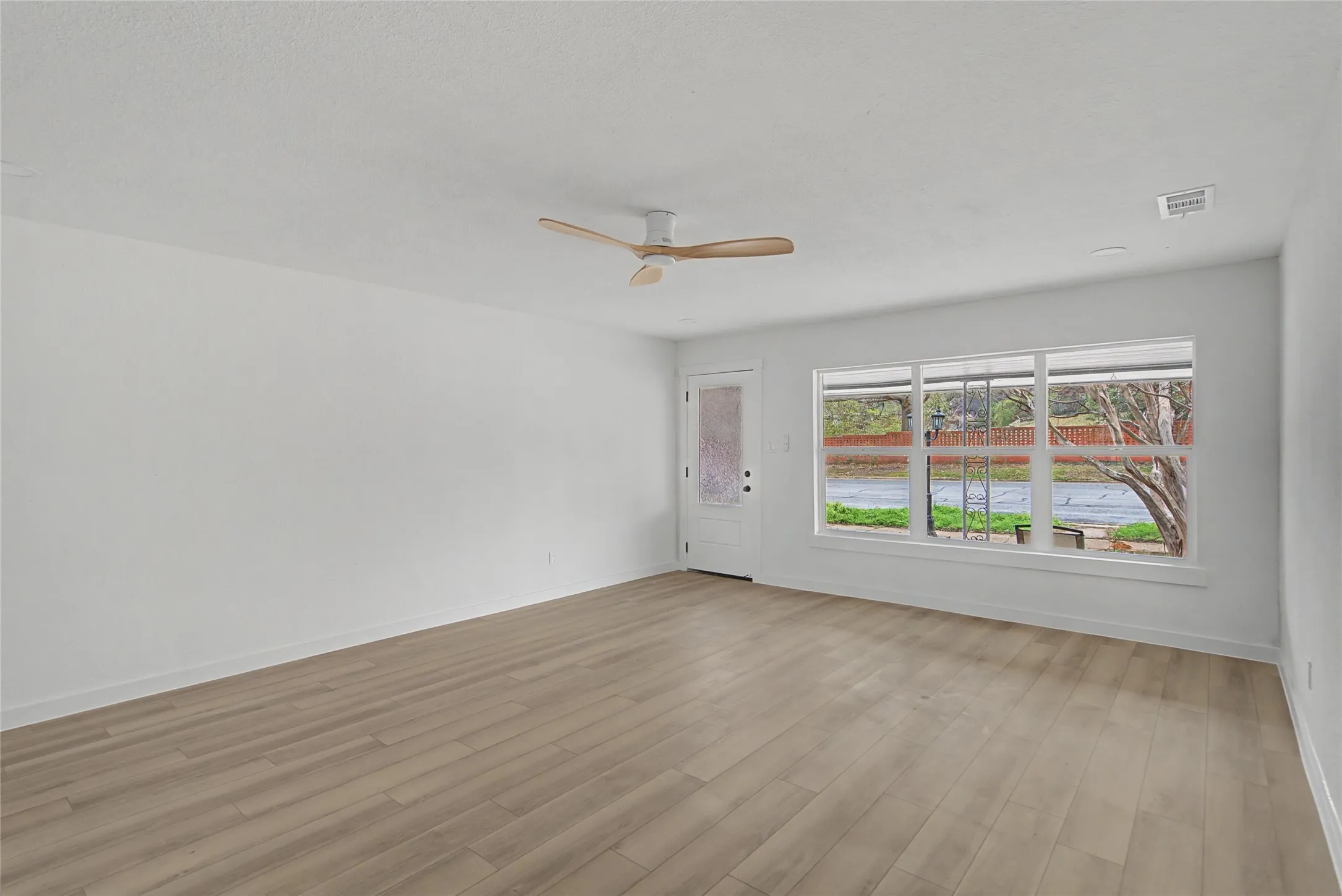 Single Family Residence For Rent in Grayson County , 1411 W Gandy Street, Denison, Texas 75020, 5 Bedroom, 3 Bathroom, Garage spaces, 2,240 Sqft, built in 1940, mls#21363820, Real Estate Agent in Denison, Homes For Rent in Grayson county, Homes For Rent in Denison, Realtor in Denison Texas, Real Estate Brokerage Independent Realty Texas, Luminita Cordes Realtor