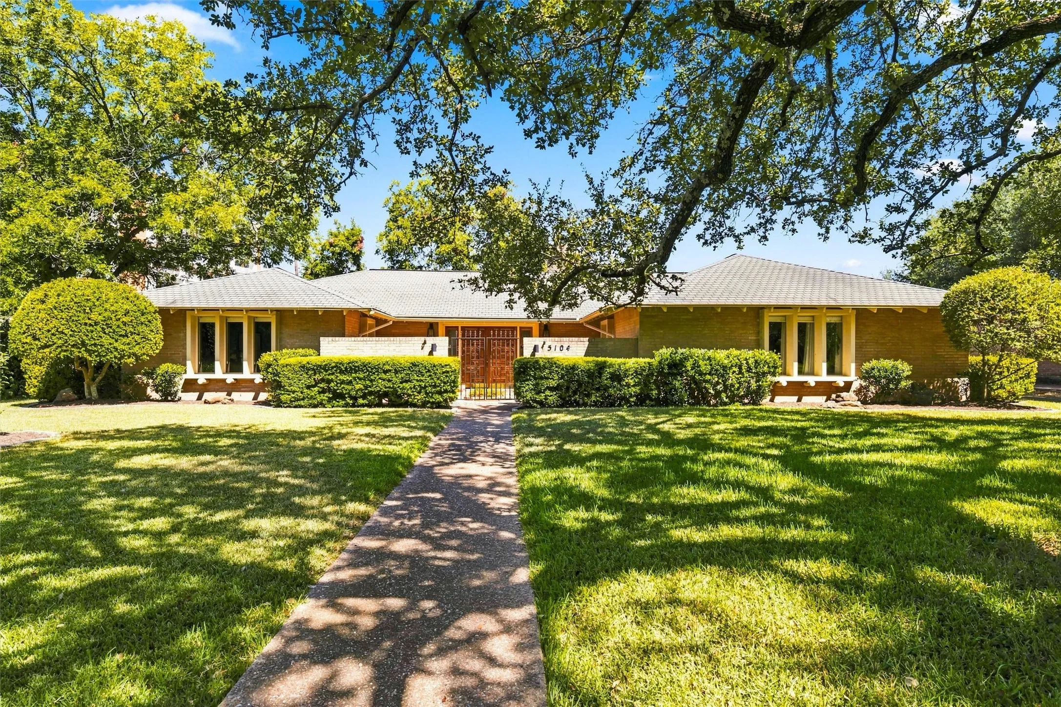 Single Family Residence For Sale in Mc Lennan County , 5104 Lake Jackson Drive, Waco, Texas 76710, 4 Bedroom, 3 Bathroom, 2 Garage spaces, 2,918 Sqft, built in 1965, mls#21363520, Real Estate Agent in Waco, Homes For Sale in Mc Lennan county, Homes For Sale in Waco, Realtor in Waco Texas, Real Estate Brokerage Independent Realty Texas, Luminita Cordes Realtor