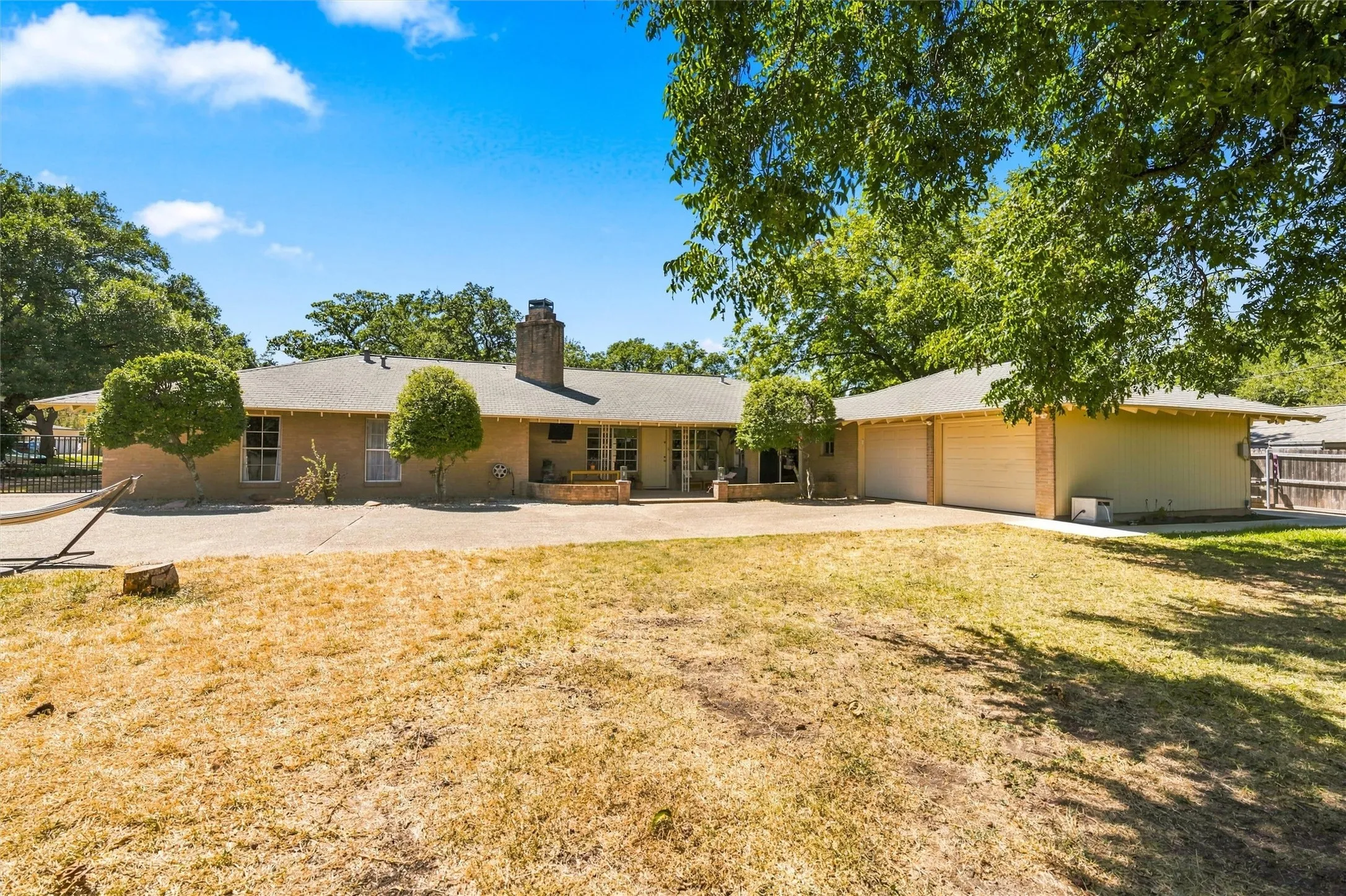 Single Family Residence For Sale in Mc Lennan County , 5104 Lake Jackson Drive, Waco, Texas 76710, 4 Bedroom, 3 Bathroom, 2 Garage spaces, 2,918 Sqft, built in 1965, mls#21363520, Real Estate Agent in Waco, Homes For Sale in Mc Lennan county, Homes For Sale in Waco, Realtor in Waco Texas, Real Estate Brokerage Independent Realty Texas, Luminita Cordes Realtor
