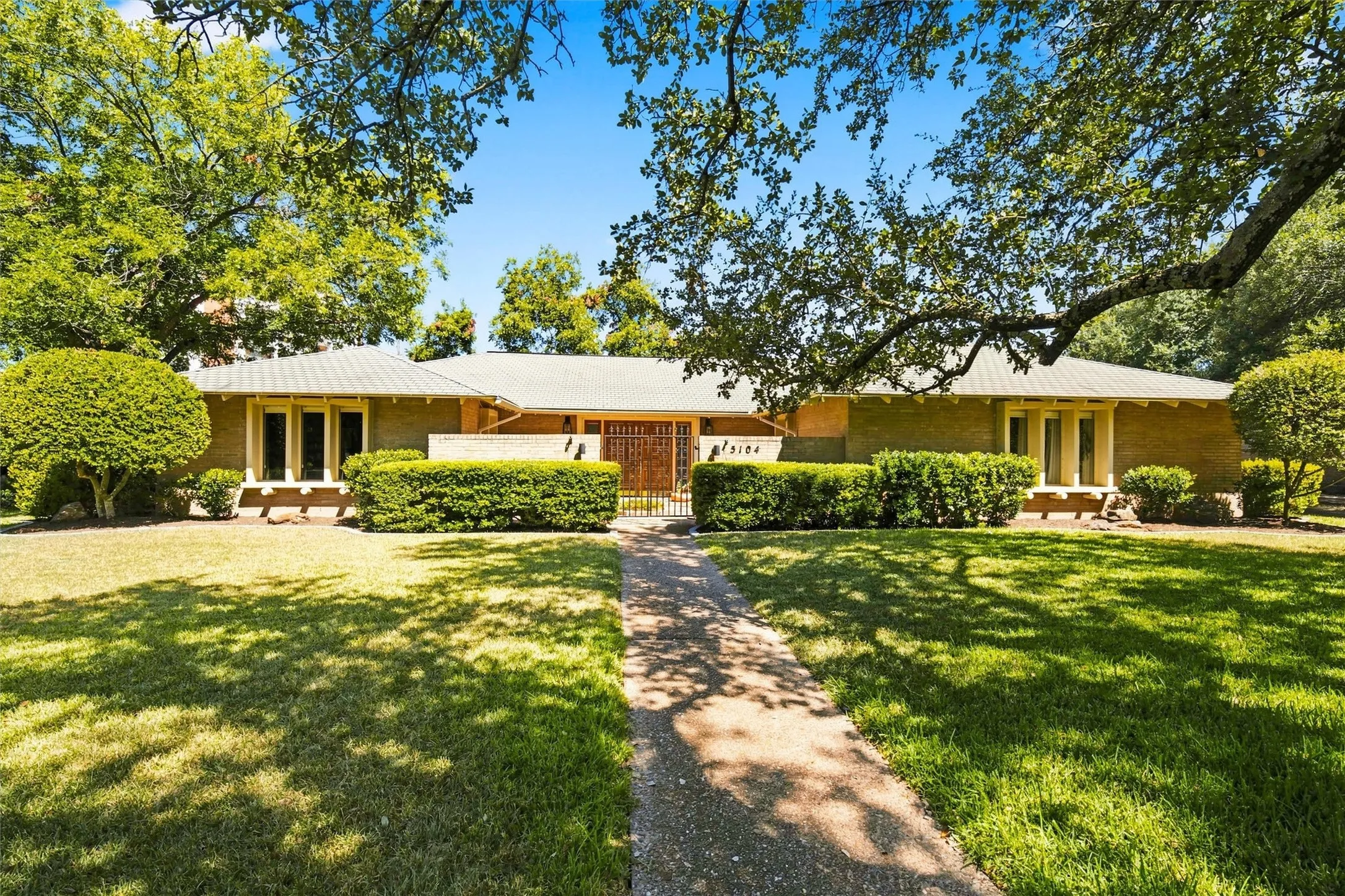 Single Family Residence For Sale in Mc Lennan County , 5104 Lake Jackson Drive, Waco, Texas 76710, 4 Bedroom, 3 Bathroom, 2 Garage spaces, 2,918 Sqft, built in 1965, mls#21363520, Real Estate Agent in Waco, Homes For Sale in Mc Lennan county, Homes For Sale in Waco, Realtor in Waco Texas, Real Estate Brokerage Independent Realty Texas, Luminita Cordes Realtor