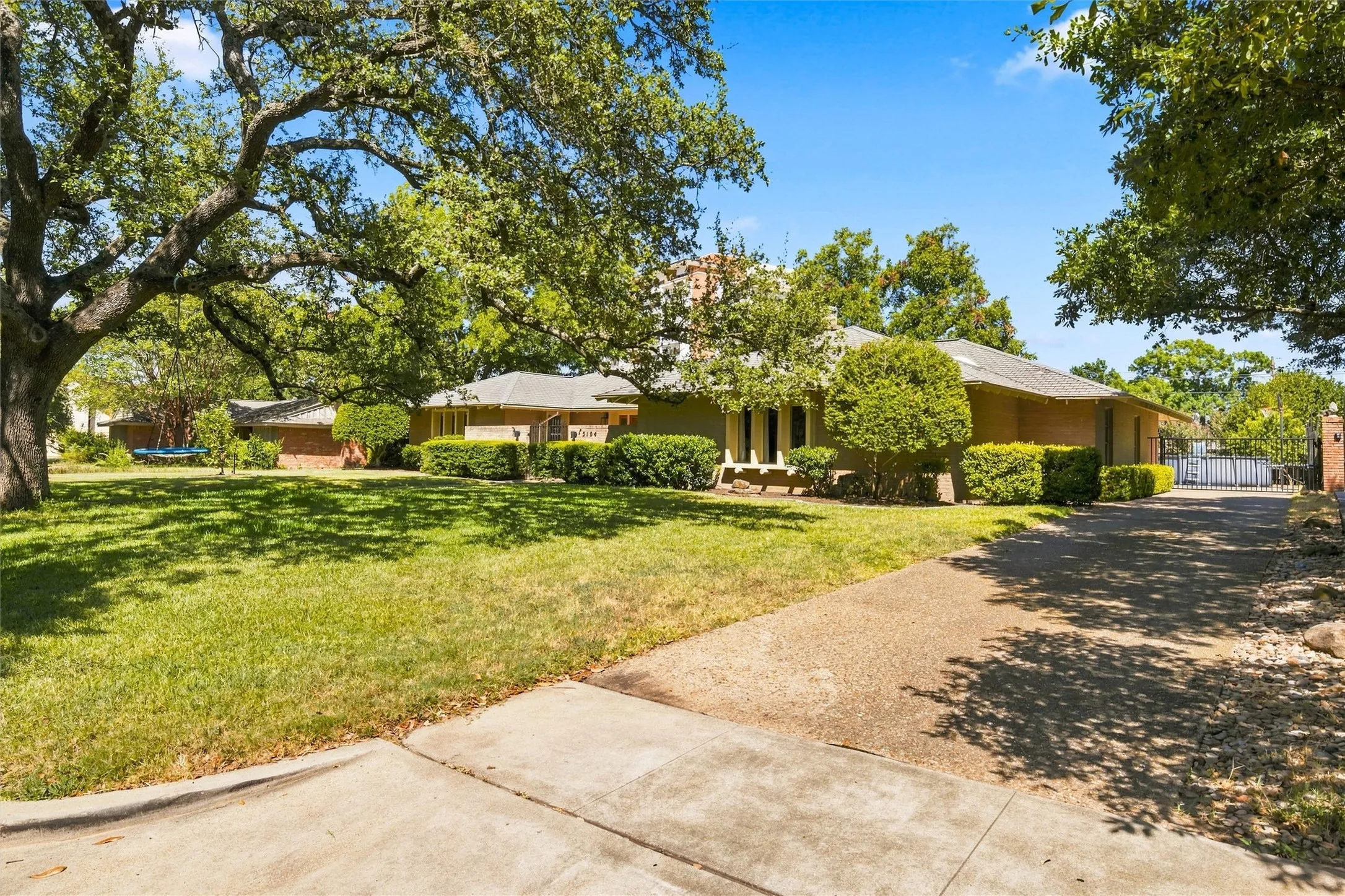 Single Family Residence For Sale in Mc Lennan County , 5104 Lake Jackson Drive, Waco, Texas 76710, 4 Bedroom, 3 Bathroom, 2 Garage spaces, 2,918 Sqft, built in 1965, mls#21363520, Real Estate Agent in Waco, Homes For Sale in Mc Lennan county, Homes For Sale in Waco, Realtor in Waco Texas, Real Estate Brokerage Independent Realty Texas, Luminita Cordes Realtor