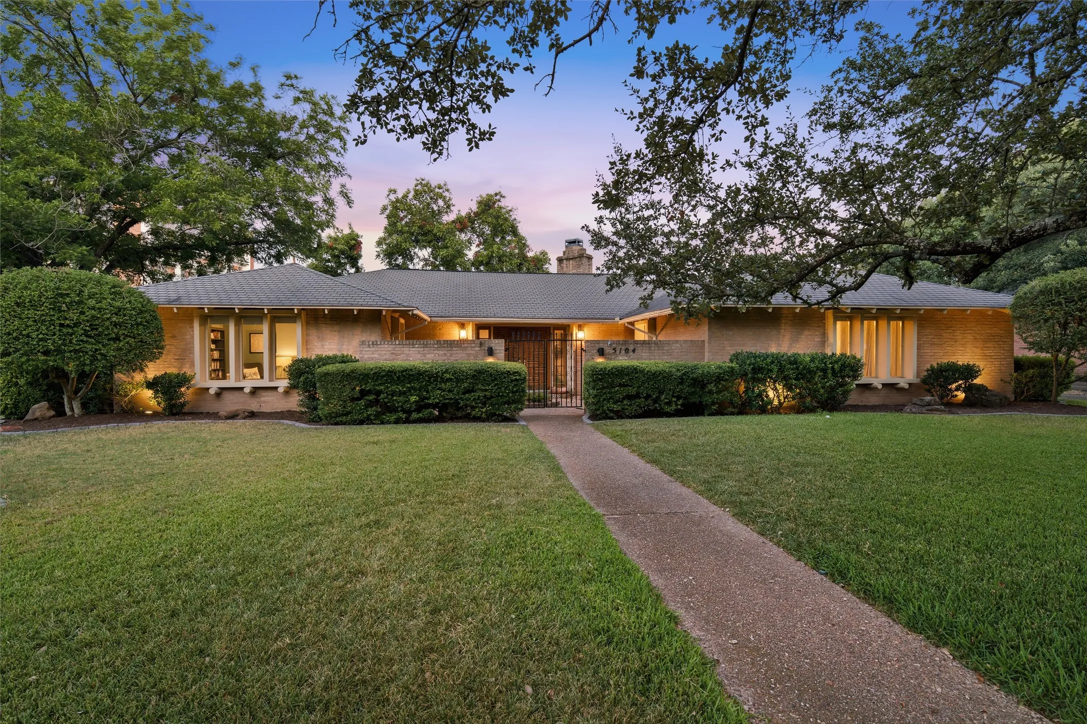 Single Family Residence For Sale in Mc Lennan County , 5104 Lake Jackson Drive, Waco, Texas 76710, 4 Bedroom, 3 Bathroom, 2 Garage spaces, 2,918 Sqft, built in 1965, mls#21363520, Real Estate Agent in Waco, Homes For Sale in Mc Lennan county, Homes For Sale in Waco, Realtor in Waco Texas, Real Estate Brokerage Independent Realty Texas, Luminita Cordes Realtor