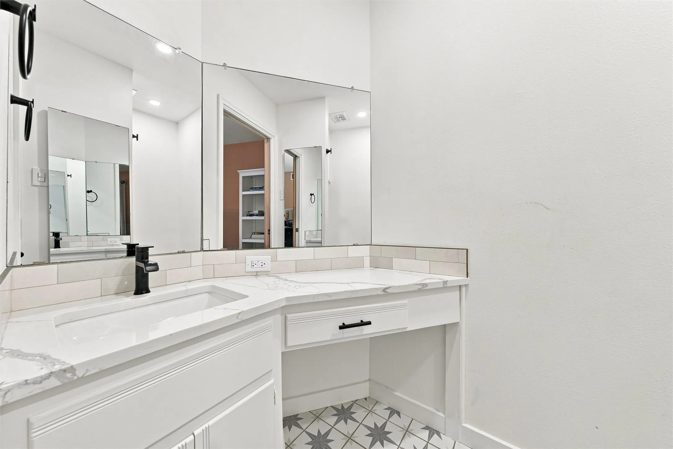 Single Family Residence For Sale in Mc Lennan County , 5104 Lake Jackson Drive, Waco, Texas 76710, 4 Bedroom, 3 Bathroom, 2 Garage spaces, 2,918 Sqft, built in 1965, mls#21363520, Real Estate Agent in Waco, Homes For Sale in Mc Lennan county, Homes For Sale in Waco, Realtor in Waco Texas, Real Estate Brokerage Independent Realty Texas, Luminita Cordes Realtor