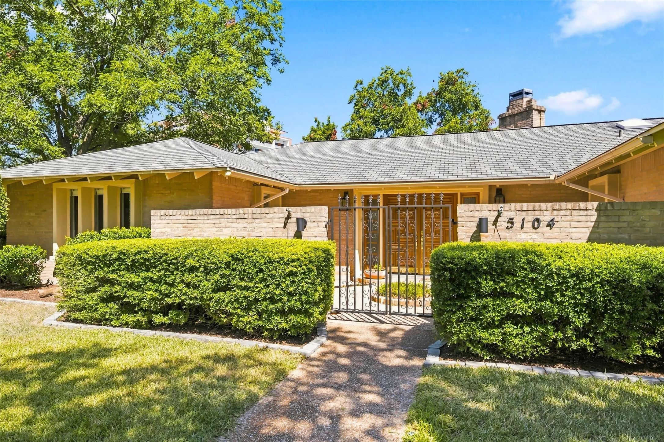 Single Family Residence For Sale in Mc Lennan County , 5104 Lake Jackson Drive, Waco, Texas 76710, 4 Bedroom, 3 Bathroom, 2 Garage spaces, 2,918 Sqft, built in 1965, mls#21363520, Real Estate Agent in Waco, Homes For Sale in Mc Lennan county, Homes For Sale in Waco, Realtor in Waco Texas, Real Estate Brokerage Independent Realty Texas, Luminita Cordes Realtor
