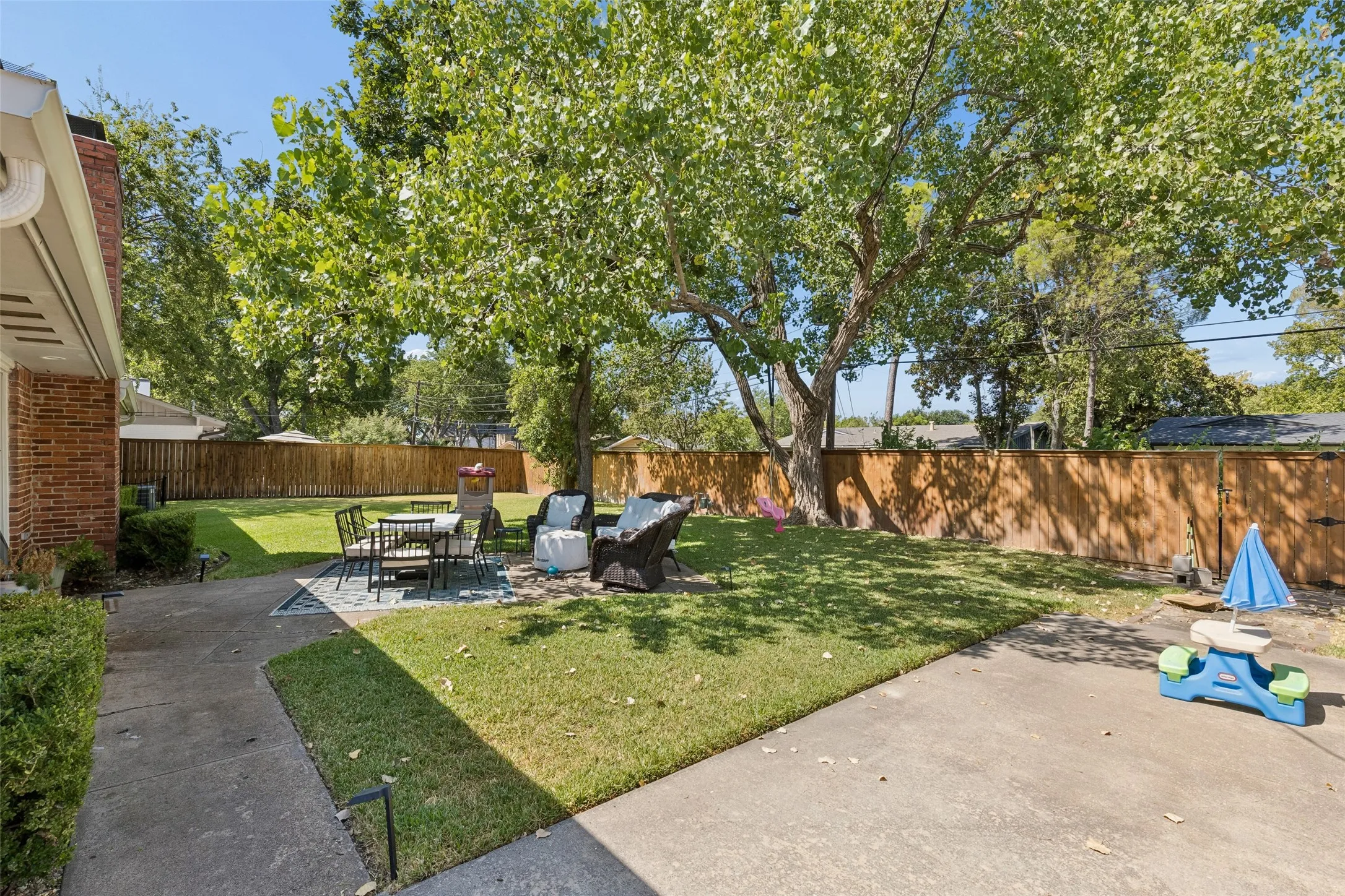 Large shaded backyard. Great for play, pets, gardening and relaxing.