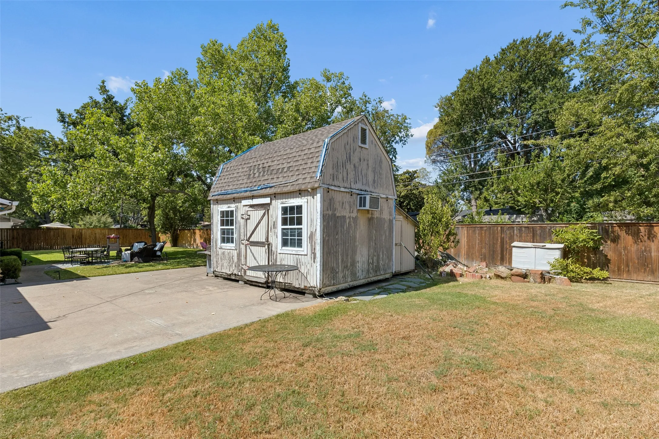 Additional building great for storage. Also could be an amazing area for a garage.