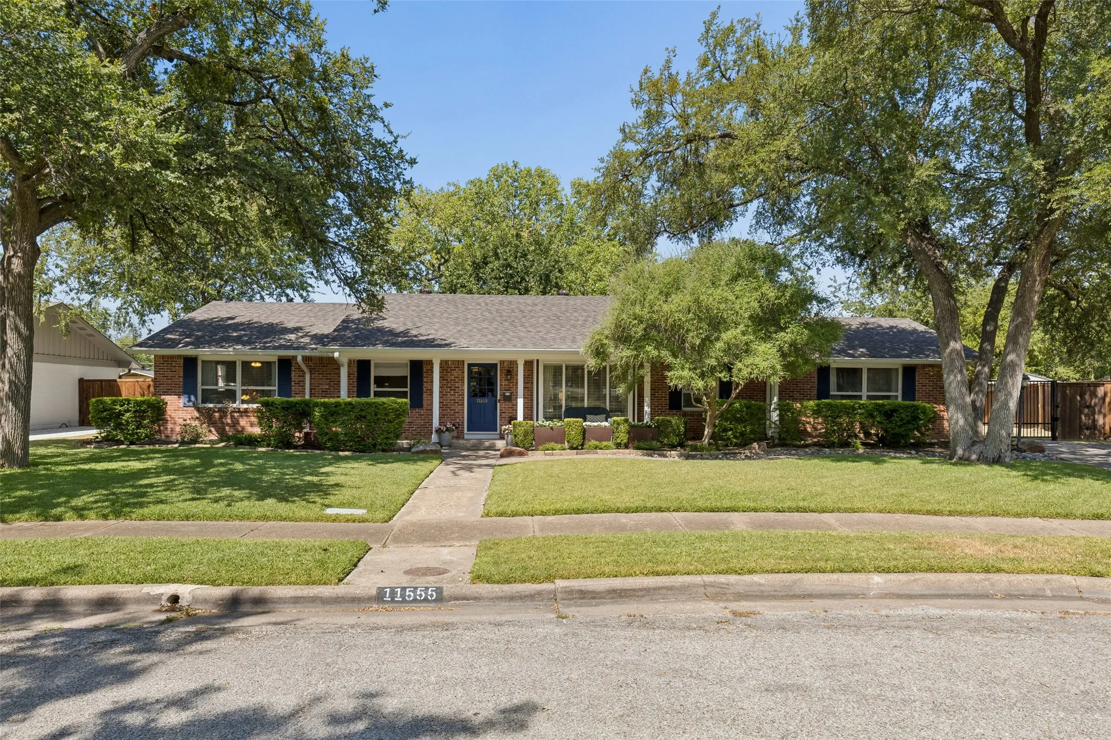Single Family Residence For Sale in Dallas County , 11555 Cromwell Circle, Dallas, Texas 75229, 3 Bedroom, 2 Bathroom, Garage spaces, 2,315 Sqft, built in 1960, mls#21362421, Real Estate Agent in Dallas, Homes For Sale in Dallas county, Homes For Sale in Dallas, Realtor in Dallas Texas, Real Estate Brokerage Independent Realty Texas, Luminita Cordes Realtor