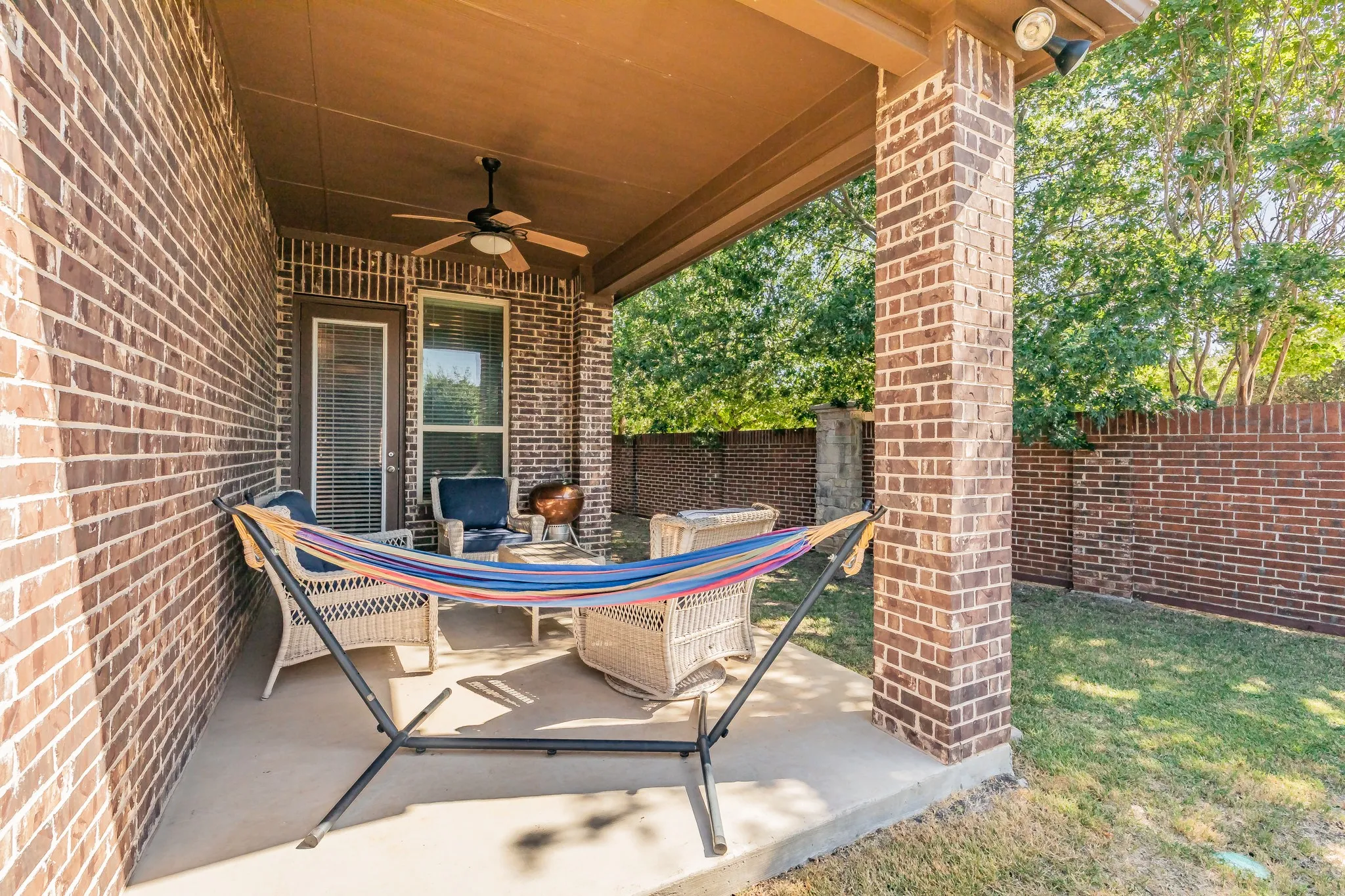 Single Family Residence For Sale in Denton County , 401 Middleton Drive, Roanoke, Texas 76262, 3 Bedroom, 2 Bathroom, 2 Garage spaces, 1,953 Sqft, built in 2015, mls#21361376, Real Estate Agent in Roanoke, Homes For Sale in Denton county, Homes For Sale in Roanoke, Realtor in Roanoke Texas, Real Estate Brokerage Independent Realty Texas, Luminita Cordes Realtor