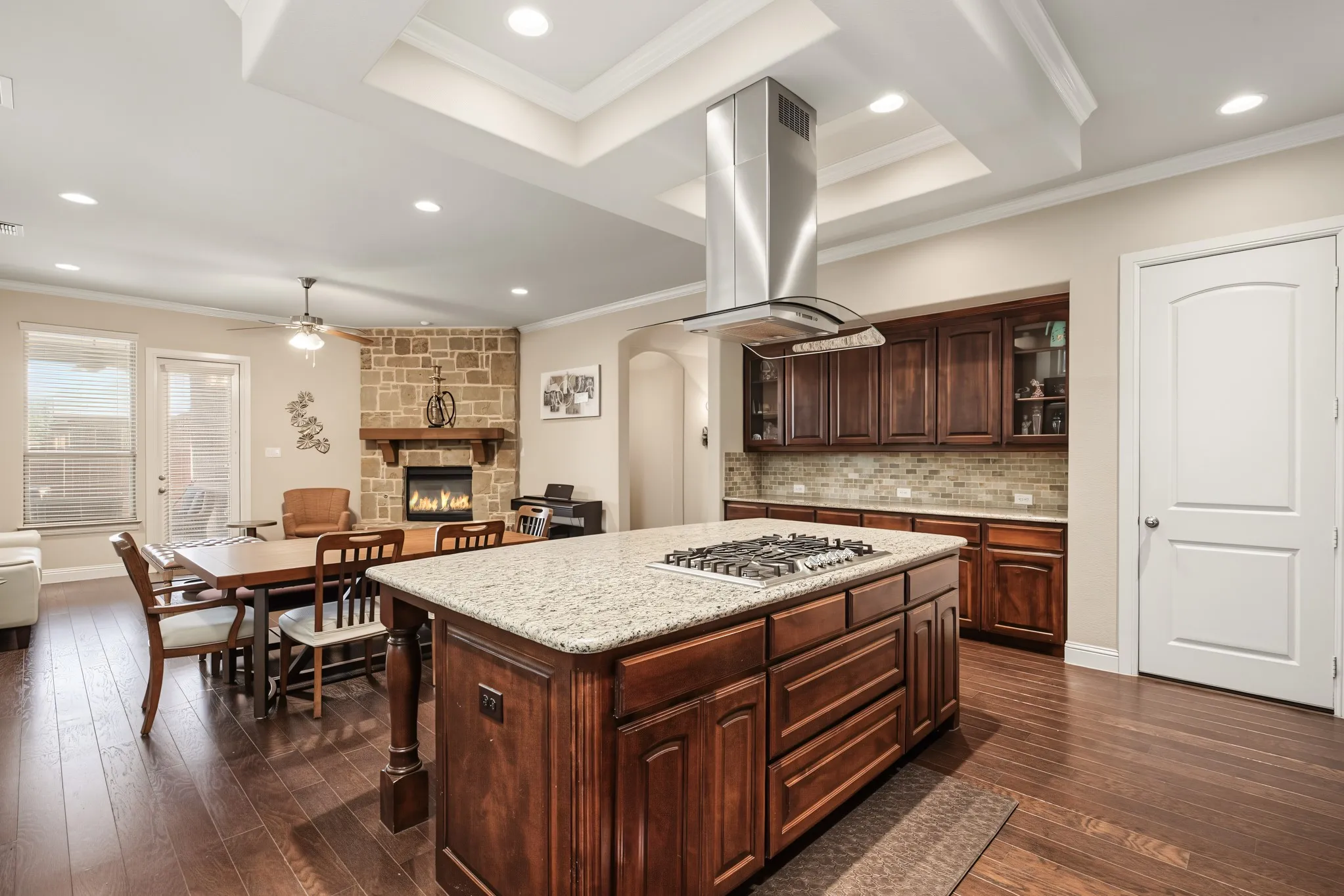 Single Family Residence For Sale in Denton County , 401 Middleton Drive, Roanoke, Texas 76262, 3 Bedroom, 2 Bathroom, 2 Garage spaces, 1,953 Sqft, built in 2015, mls#21361376, Real Estate Agent in Roanoke, Homes For Sale in Denton county, Homes For Sale in Roanoke, Realtor in Roanoke Texas, Real Estate Brokerage Independent Realty Texas, Luminita Cordes Realtor